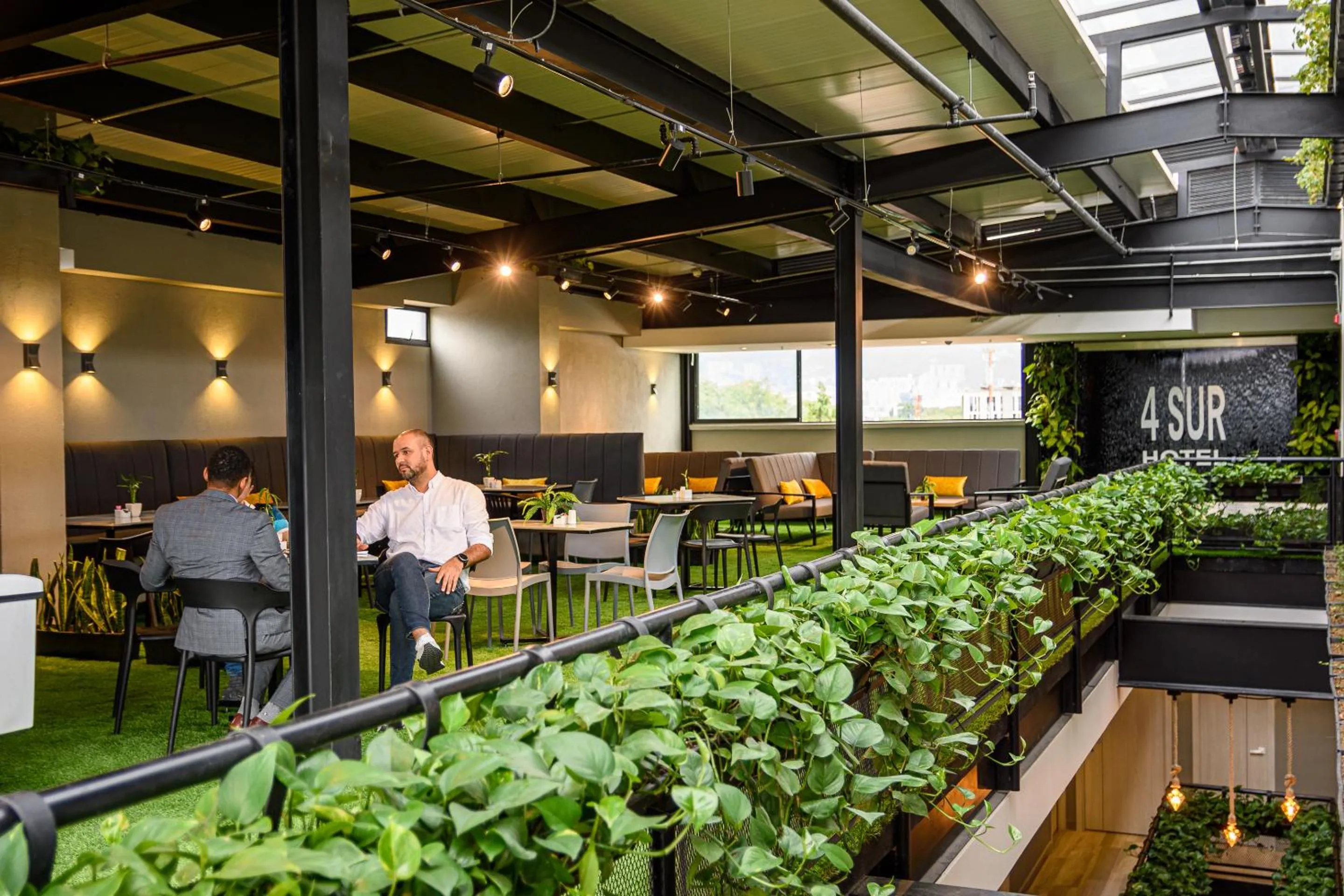 Restaurant/places to eat in 4 Sur Hotel