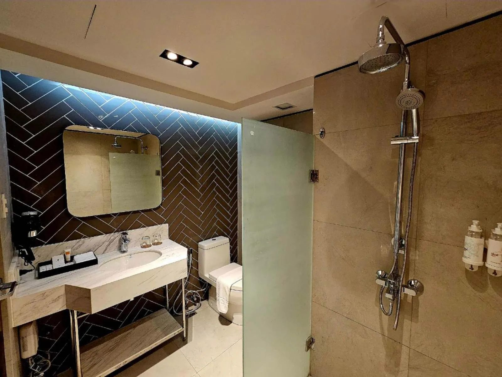 Toilet in The Belamy House Managed by HII