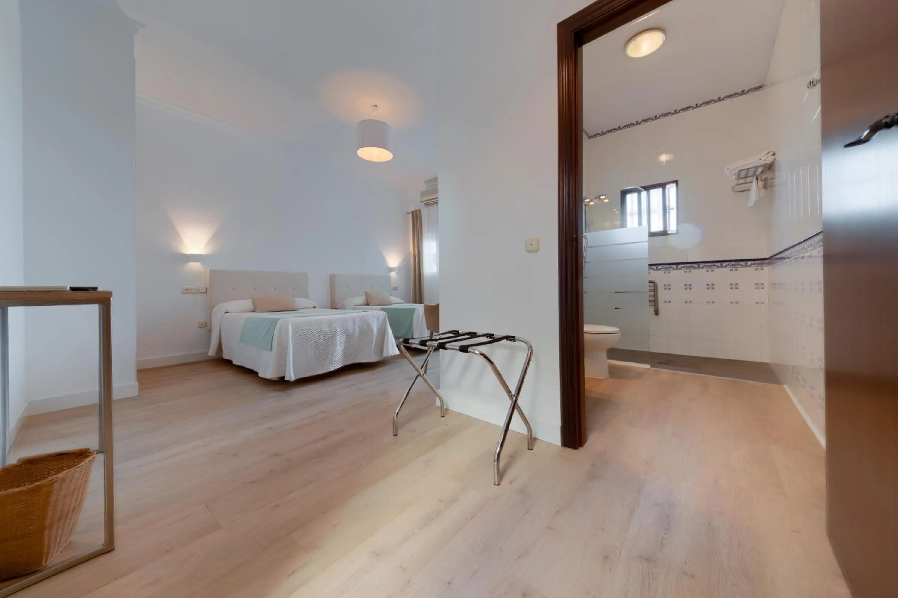 Shower, Bed in Hotel El Convento