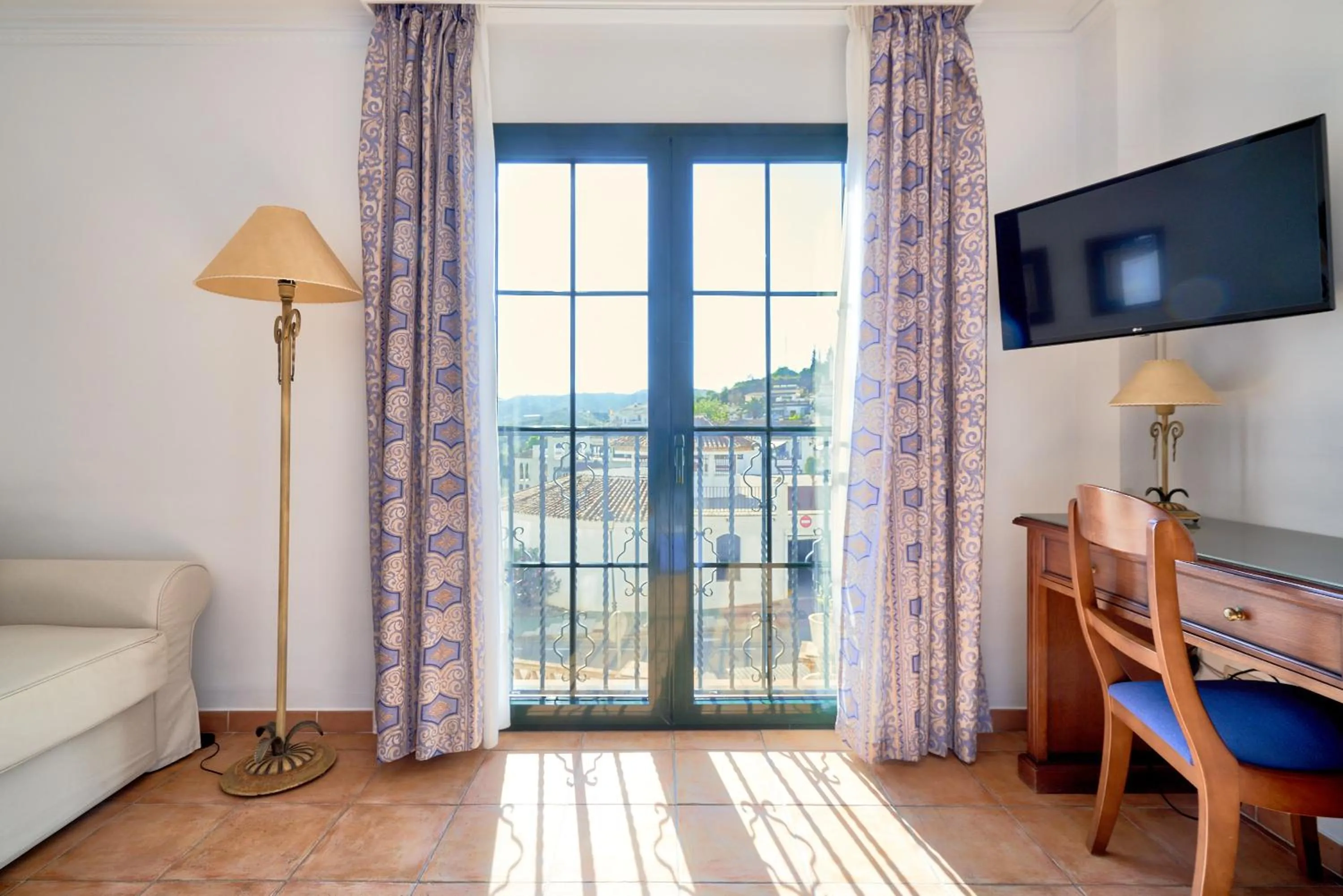 TV and multimedia, Bed in Hotel Villa Frigiliana