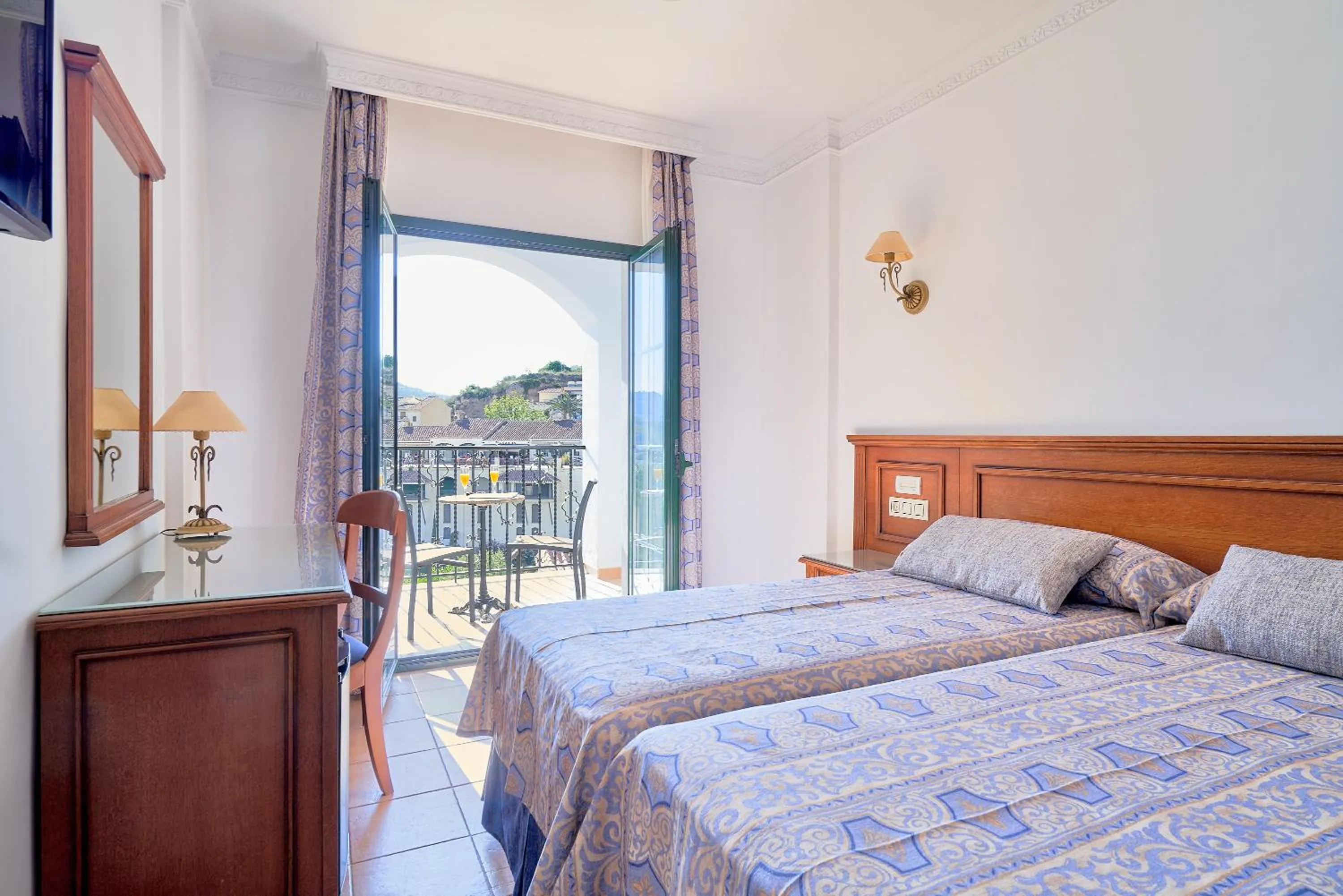 Balcony/Terrace, Bed in Hotel Villa Frigiliana