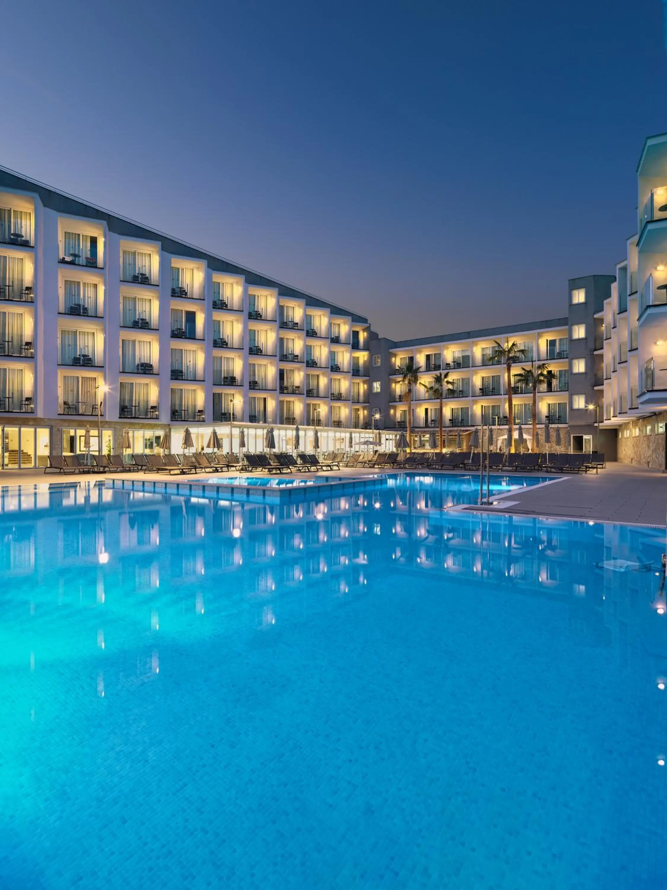 Swimming pool in H10 Casa del Mar