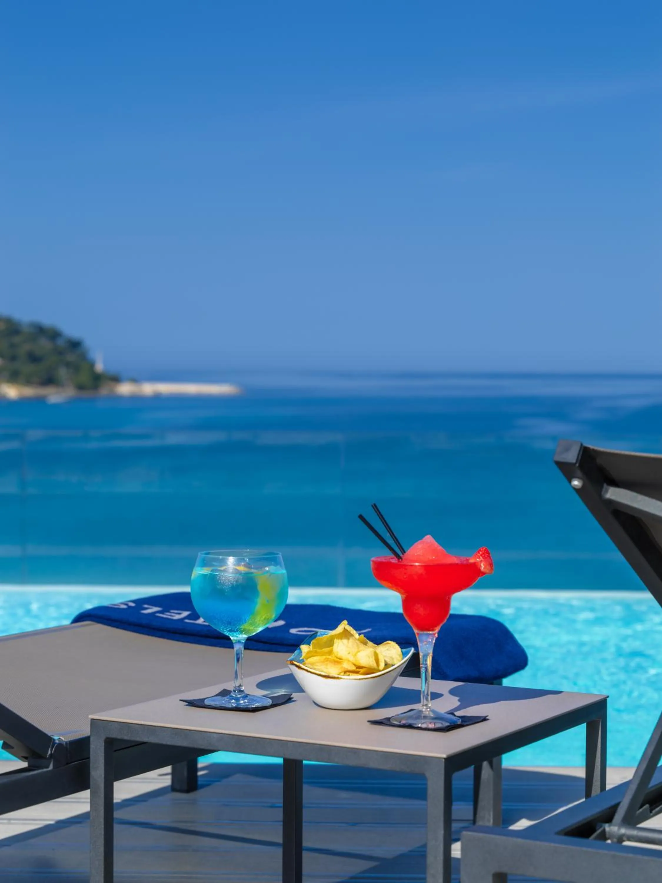 Swimming pool in H10 Casa del Mar