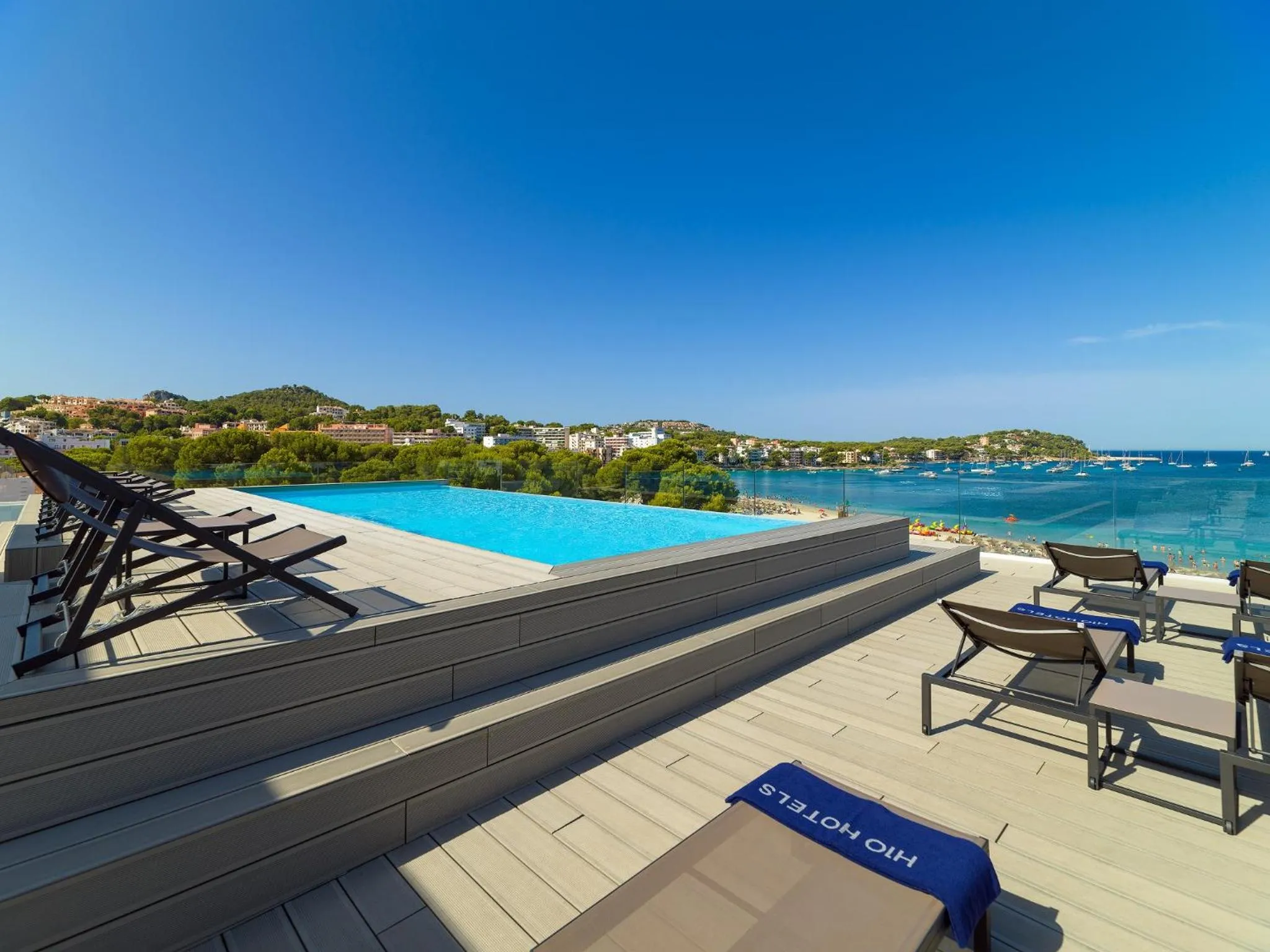 Swimming pool in H10 Casa del Mar