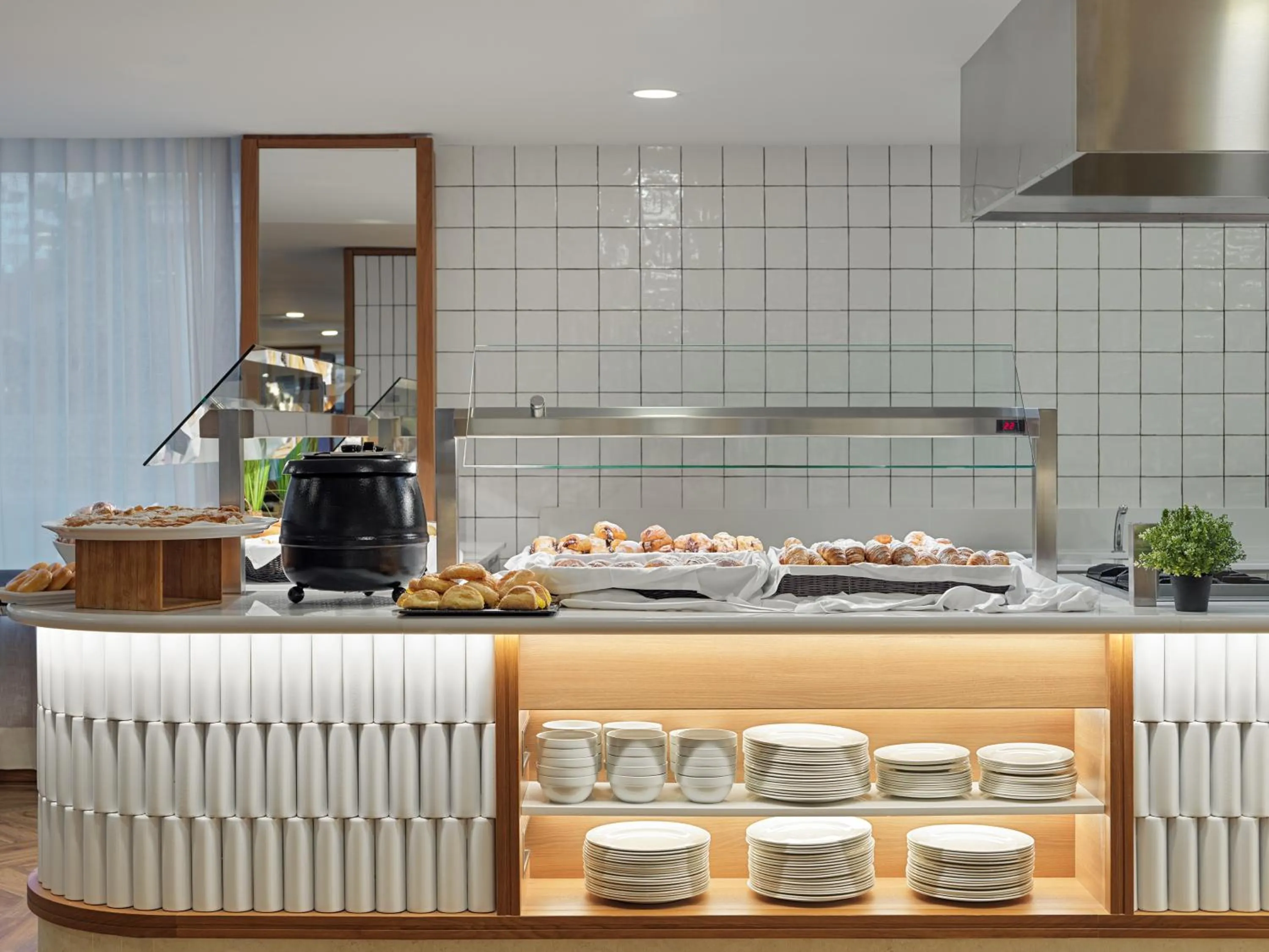 Restaurant/places to eat in H10 Casa del Mar