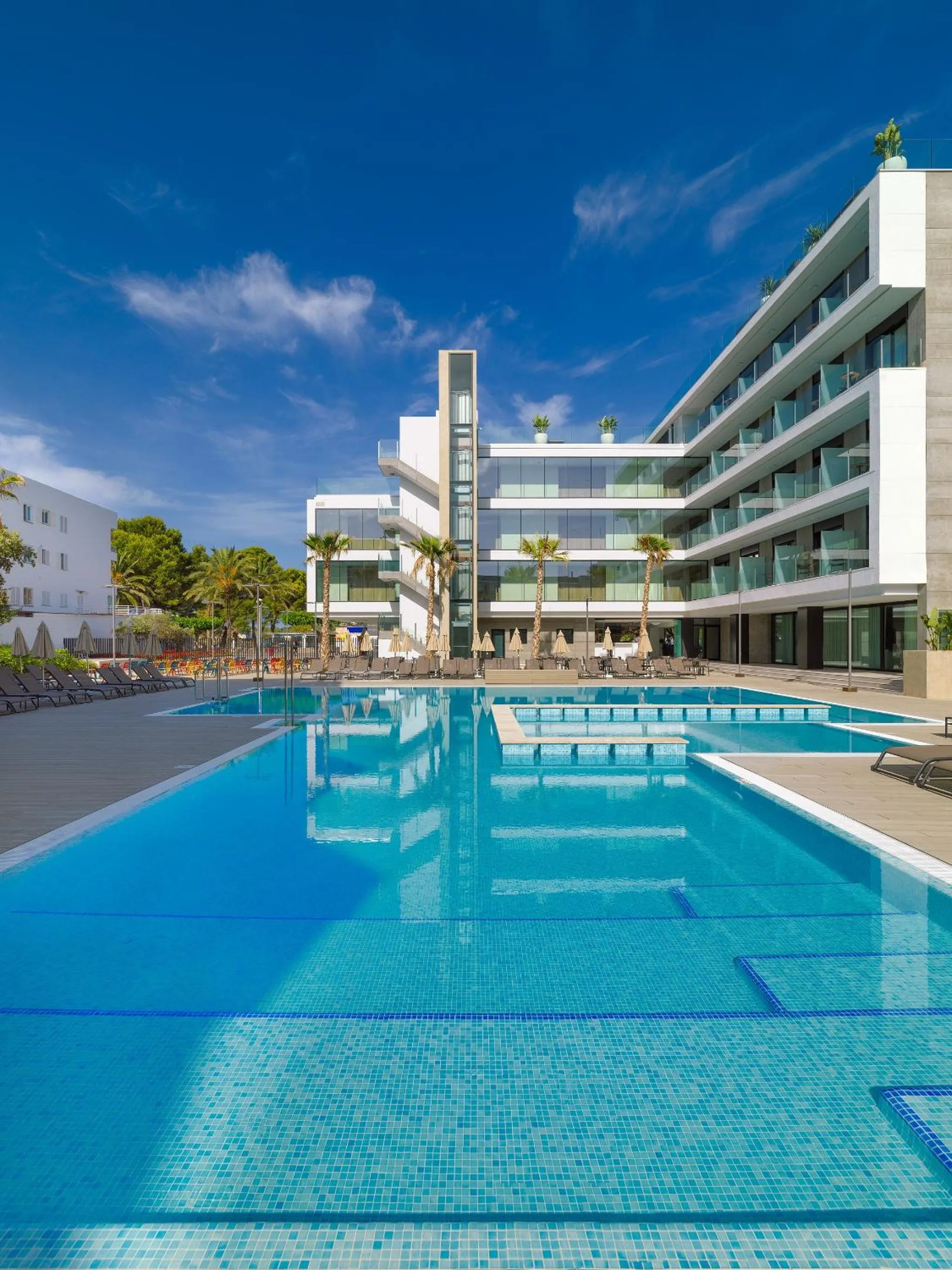 Swimming pool in H10 Casa del Mar