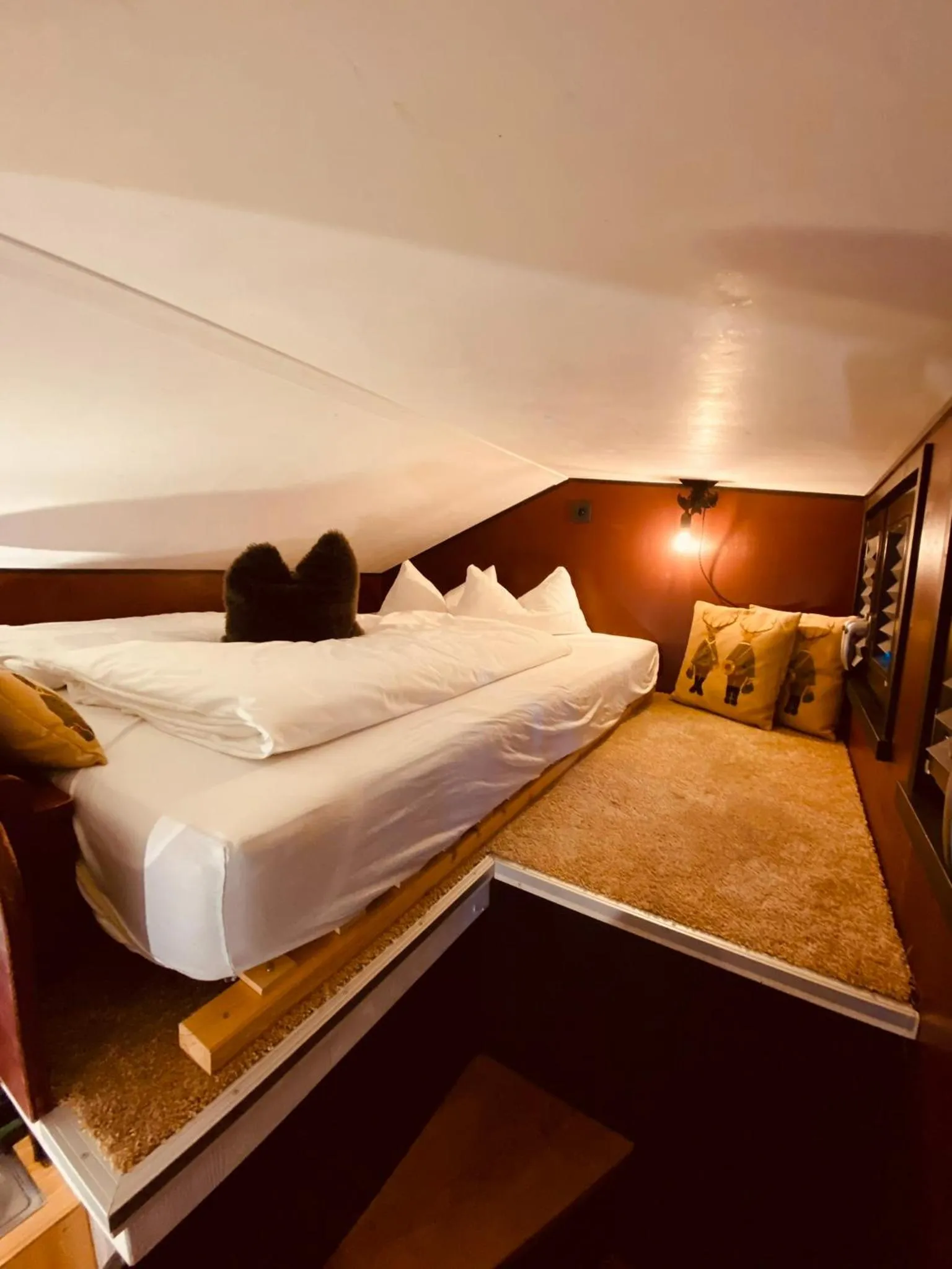 Bed in Tiny House Bigge im PIER9 Tiny House Hotel