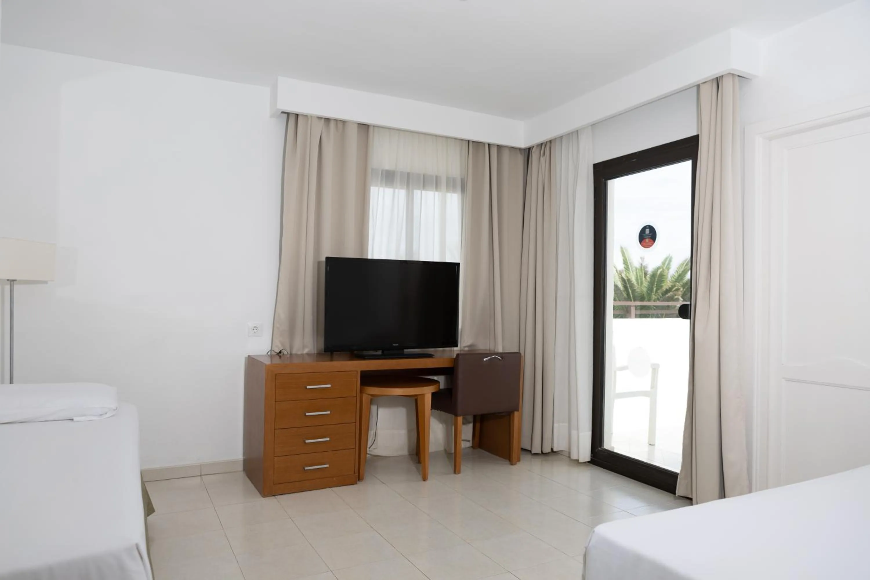 TV and multimedia, Bed in Apartamentos Hesperia Bristol Playa