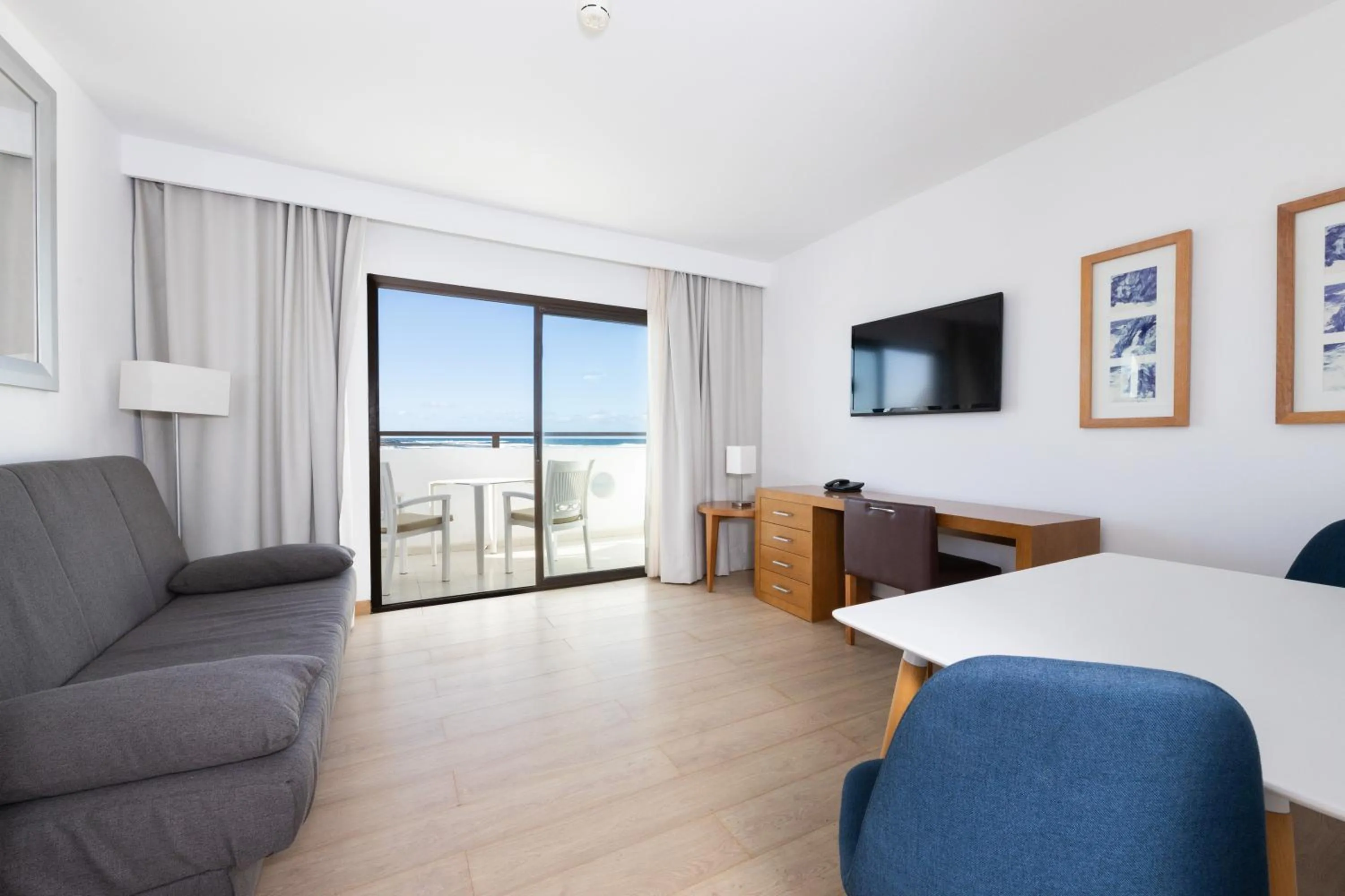 TV and multimedia in Apartamentos Hesperia Bristol Playa