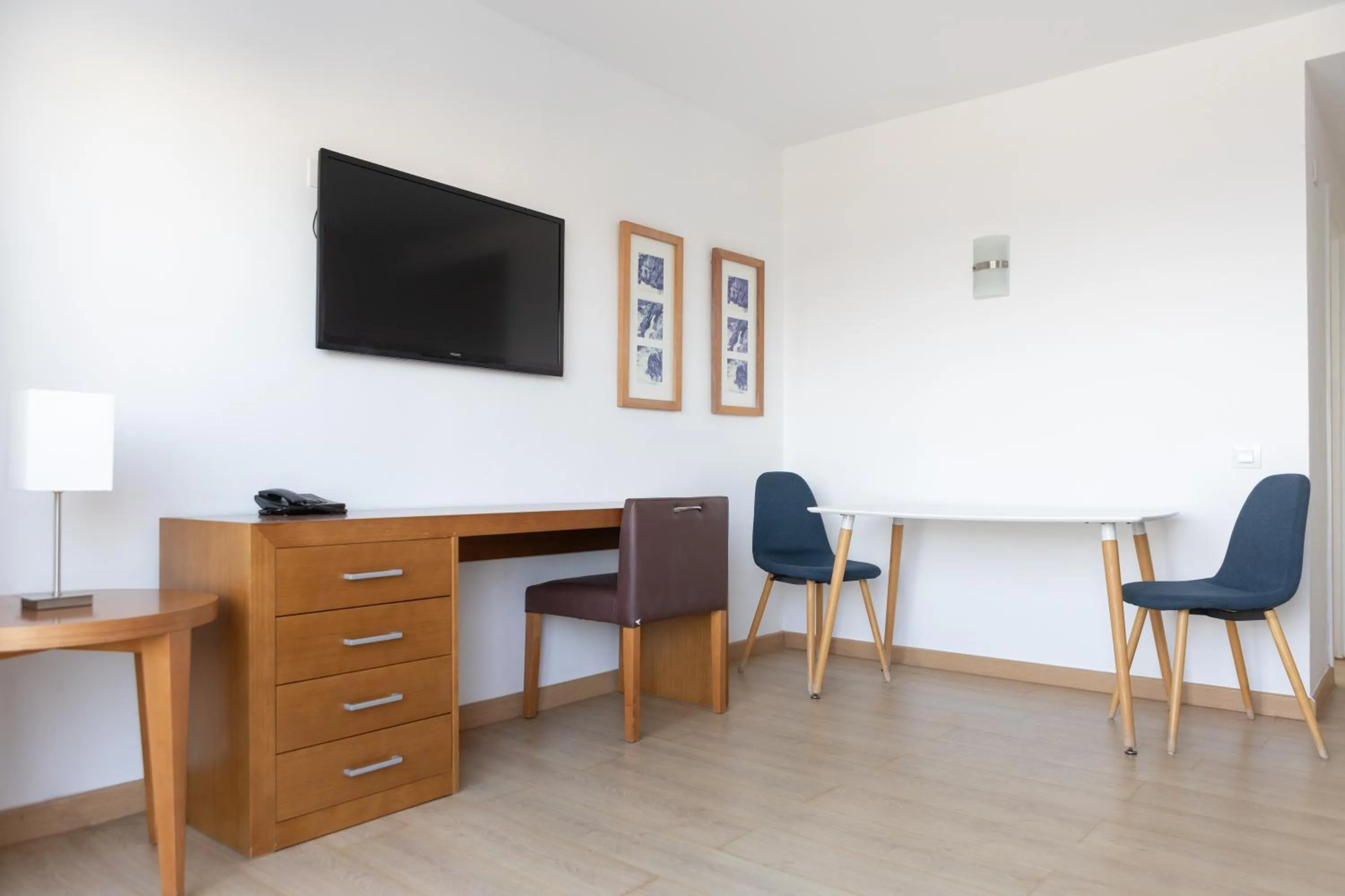 TV and multimedia in Apartamentos Hesperia Bristol Playa