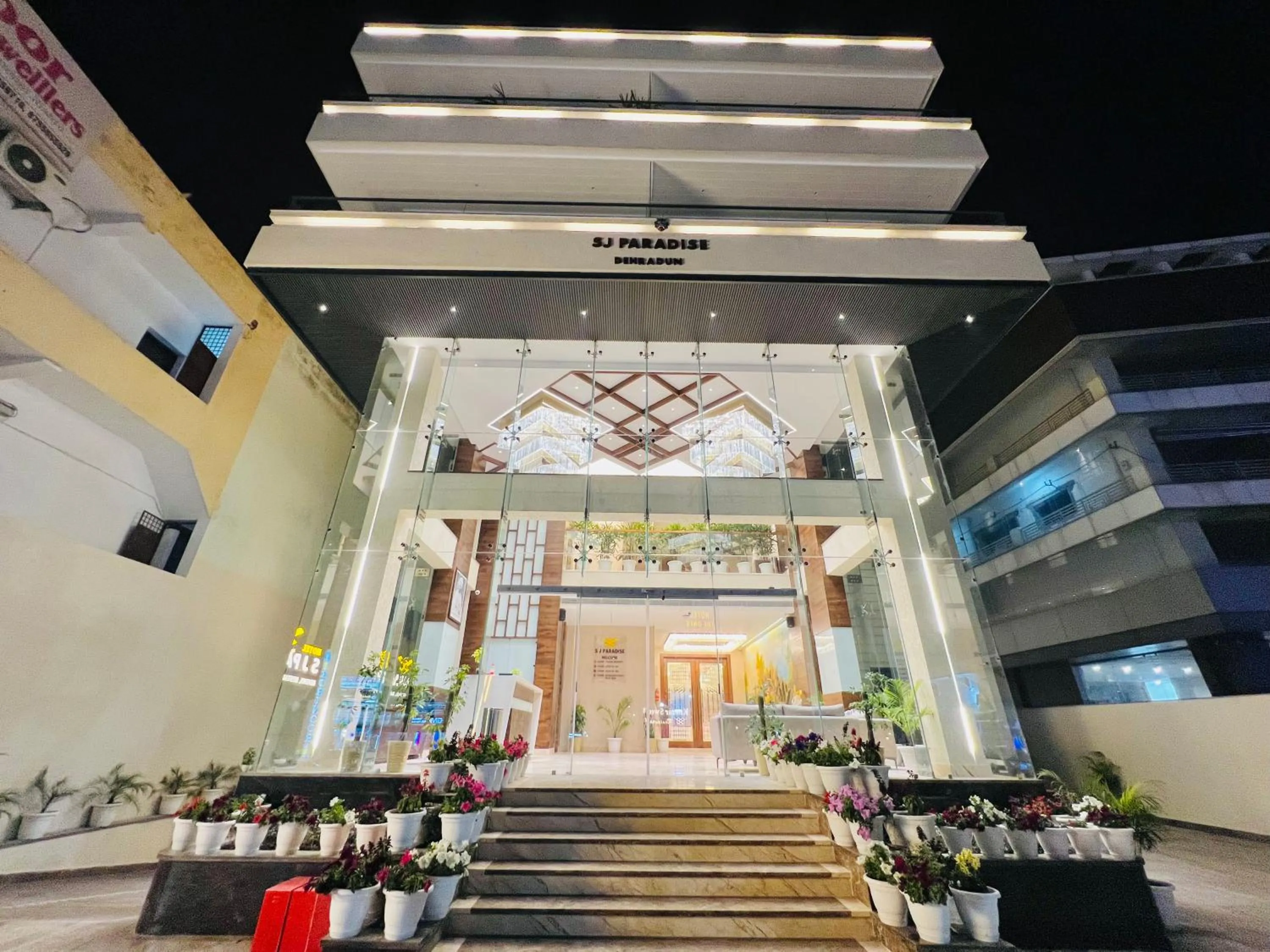 Facade/entrance in SJ PARADISE