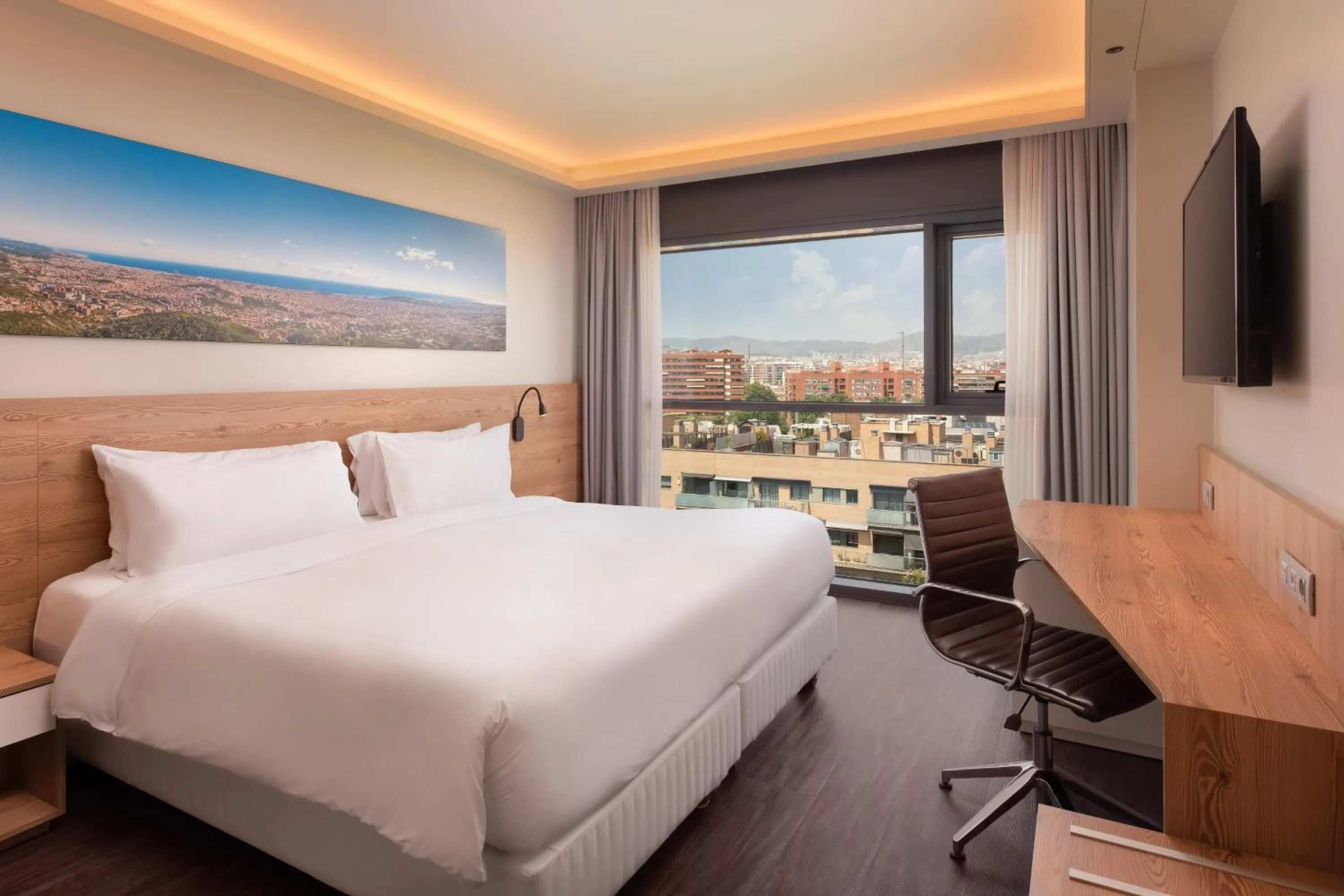 Photo of the whole room, Bed in Four Points by Sheraton Barcelona Diagonal