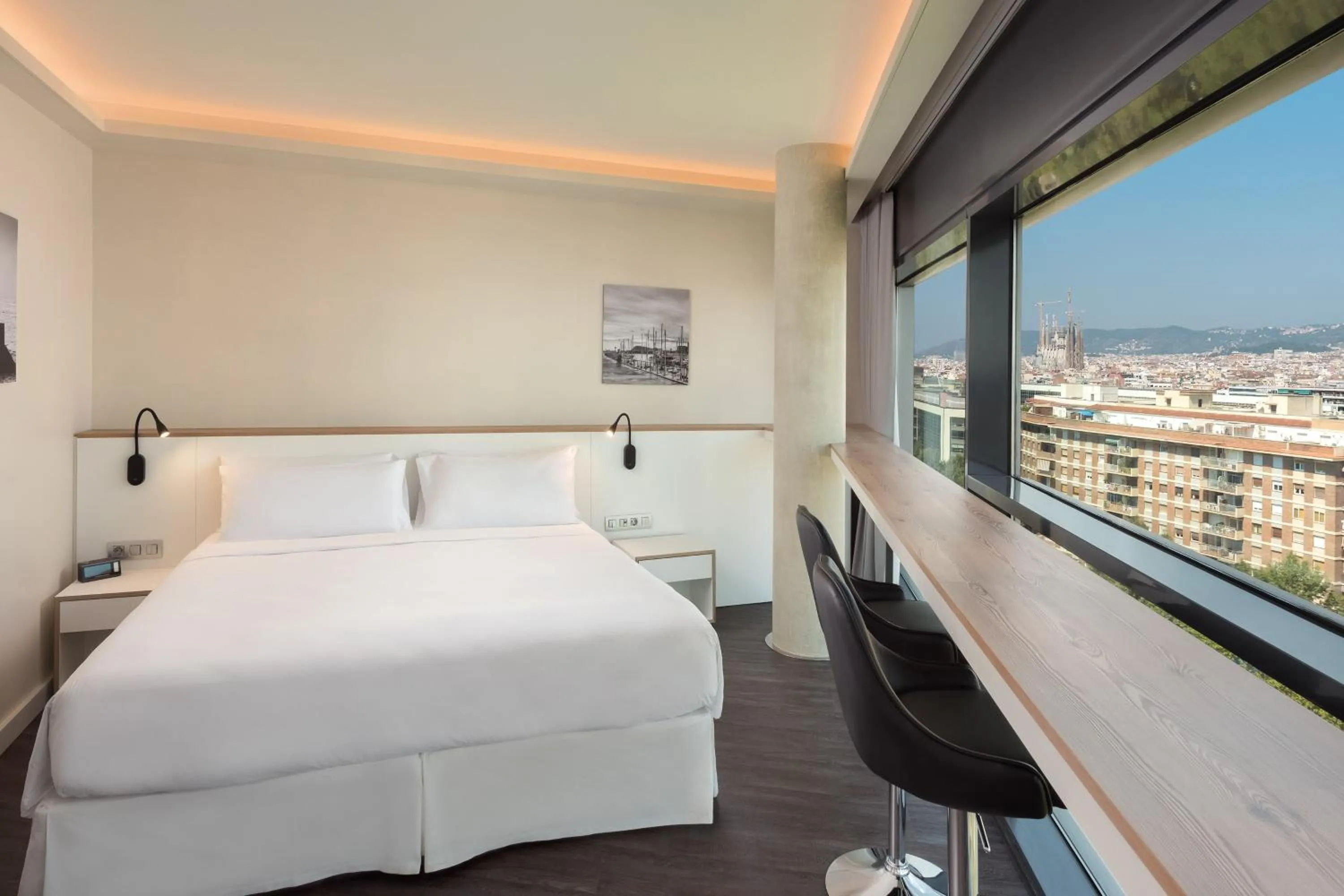 Photo of the whole room, Bed in Four Points by Sheraton Barcelona Diagonal