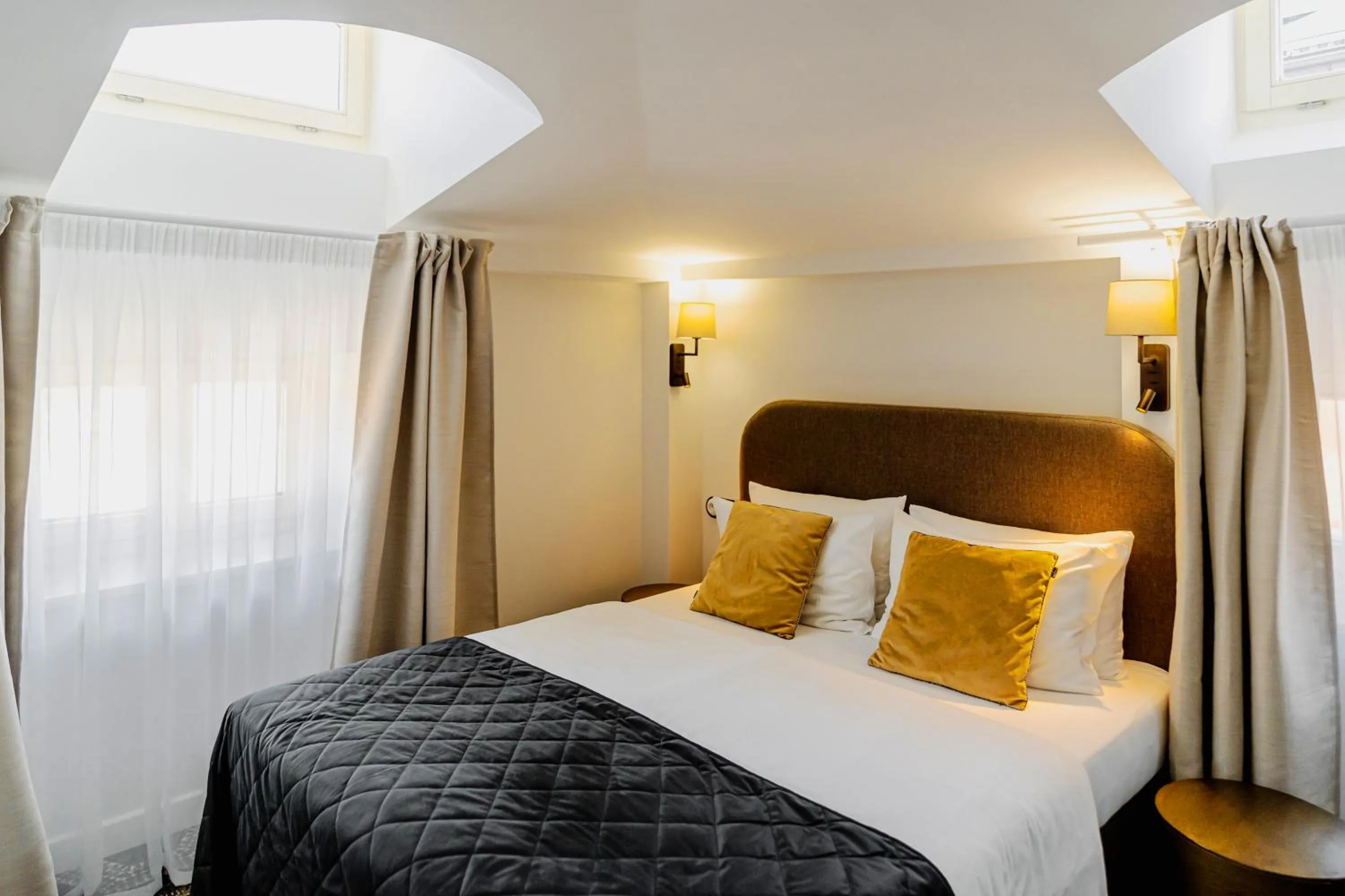 Bed in N33 Premium Apartments Old Town Kraków - Destigo Hotels