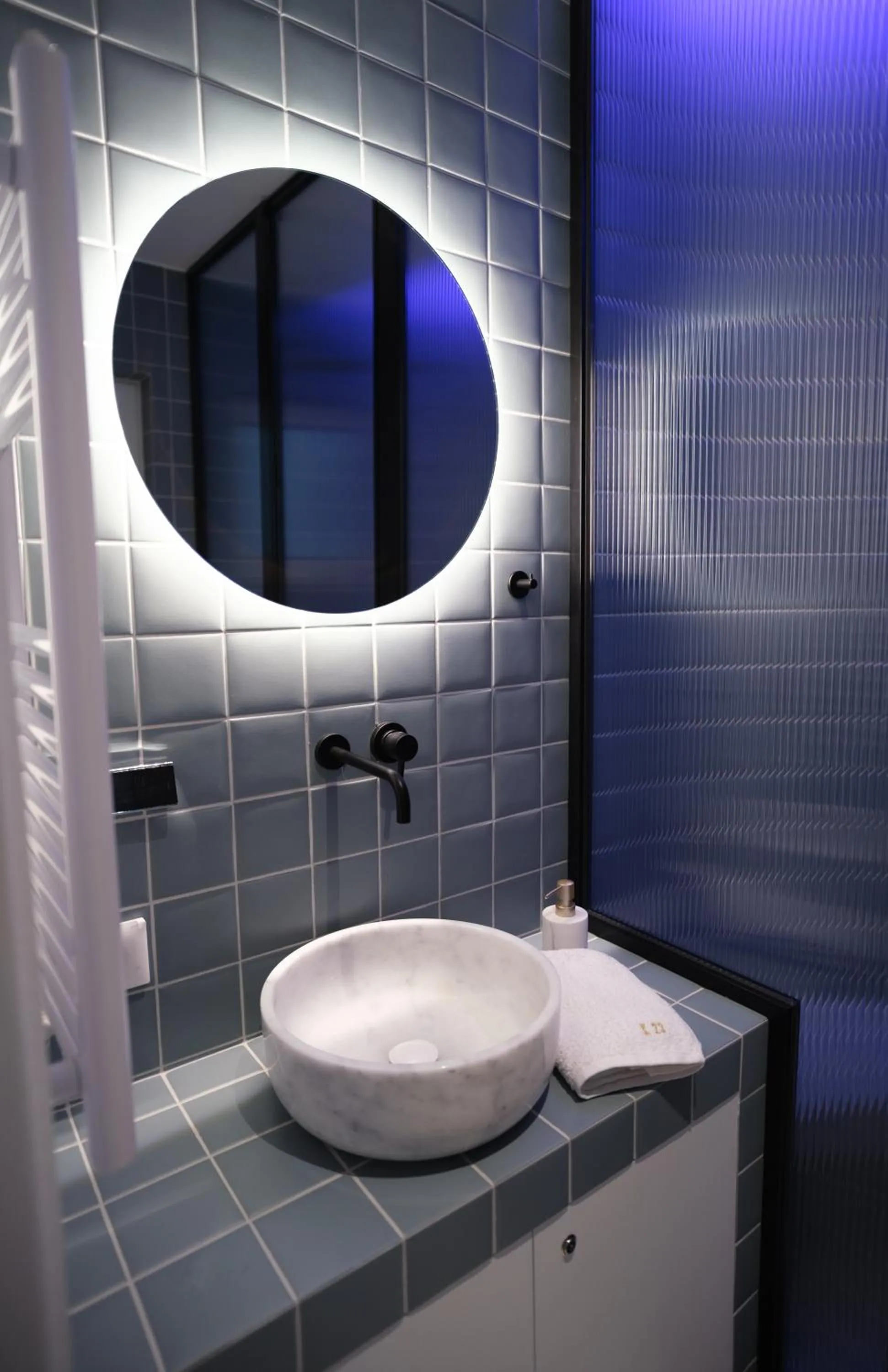 Bathroom in K23 Color Suites