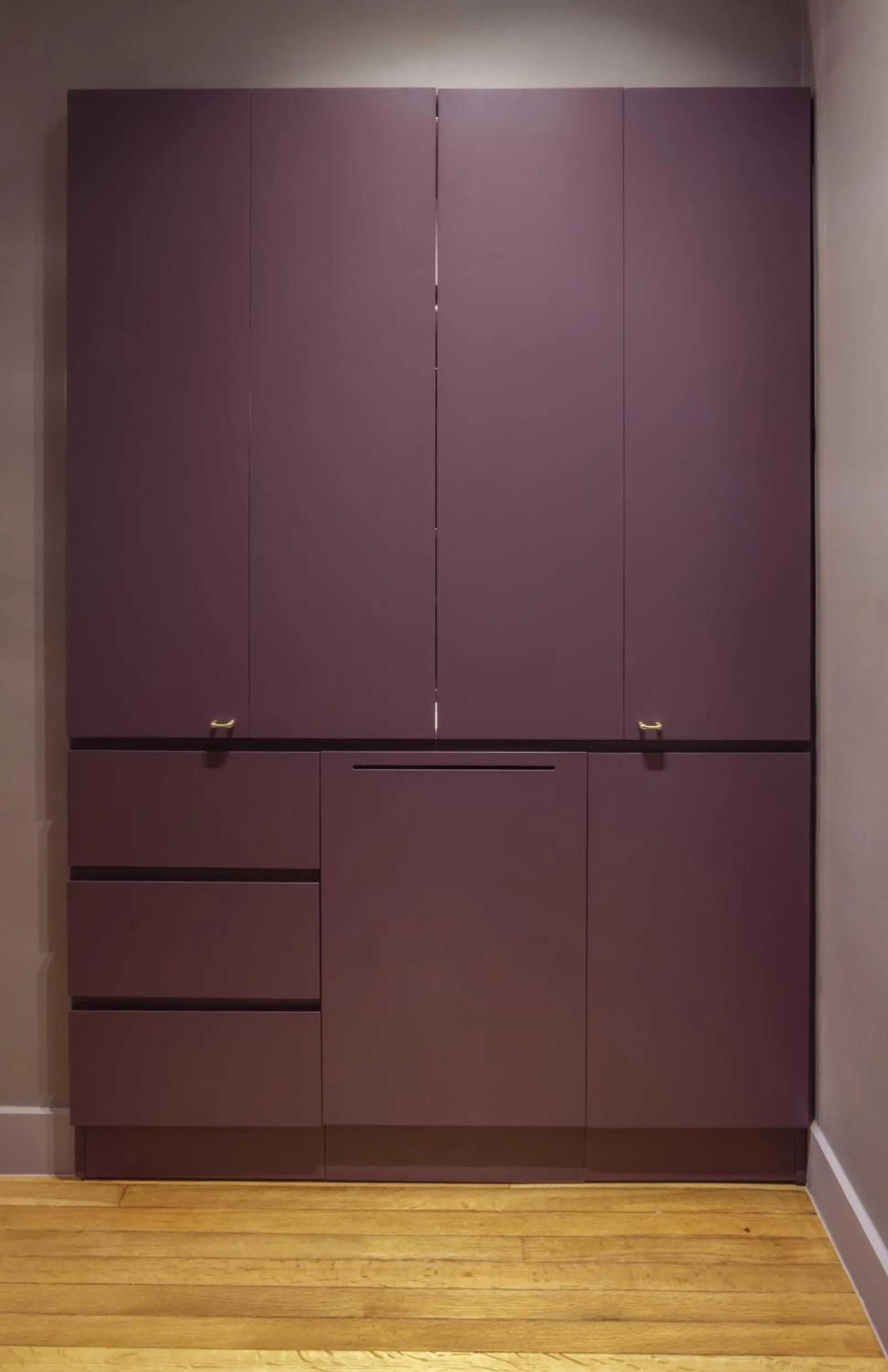 wardrobe in K23 Color Suites