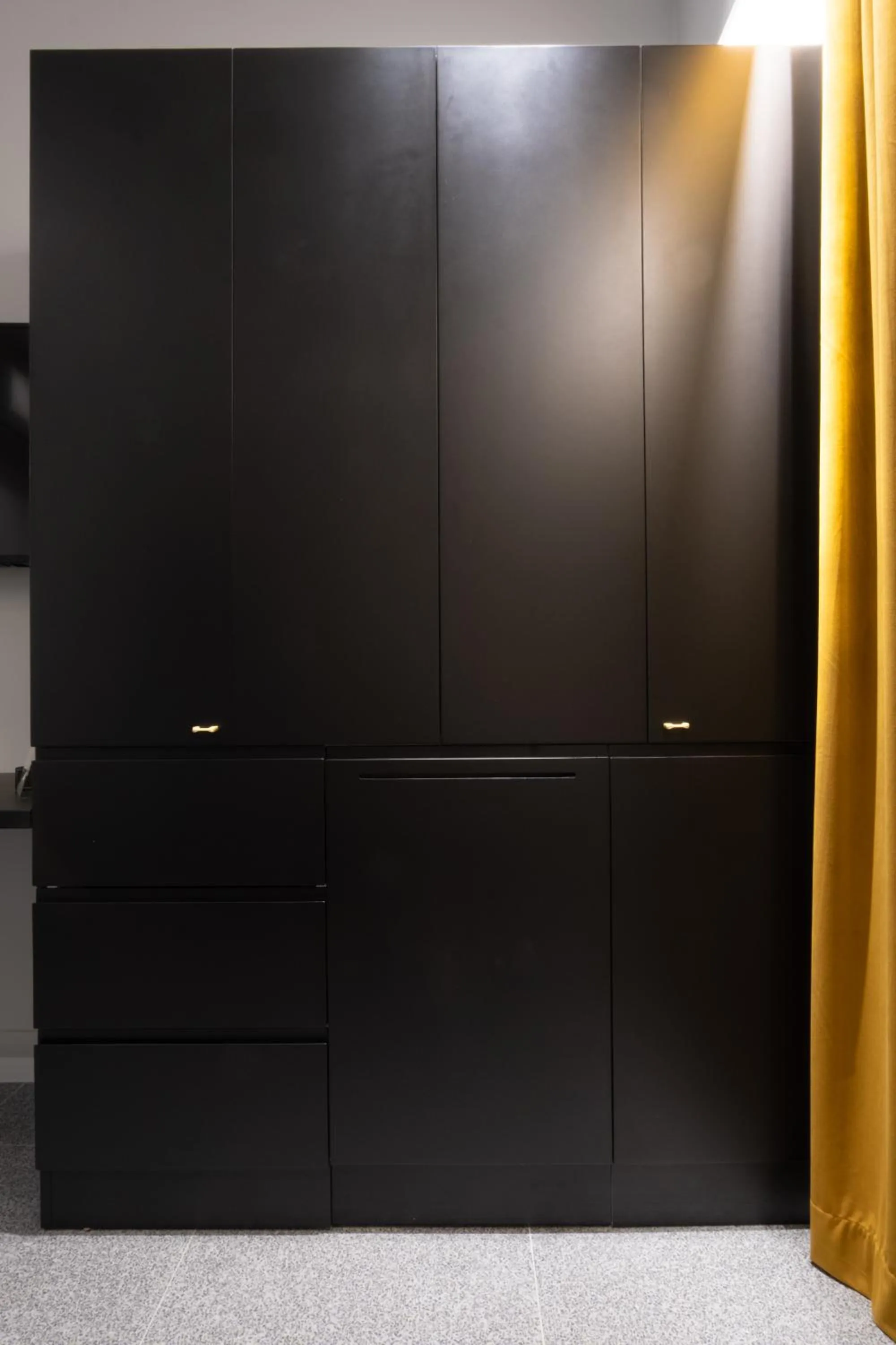 wardrobe in K23 Color Suites