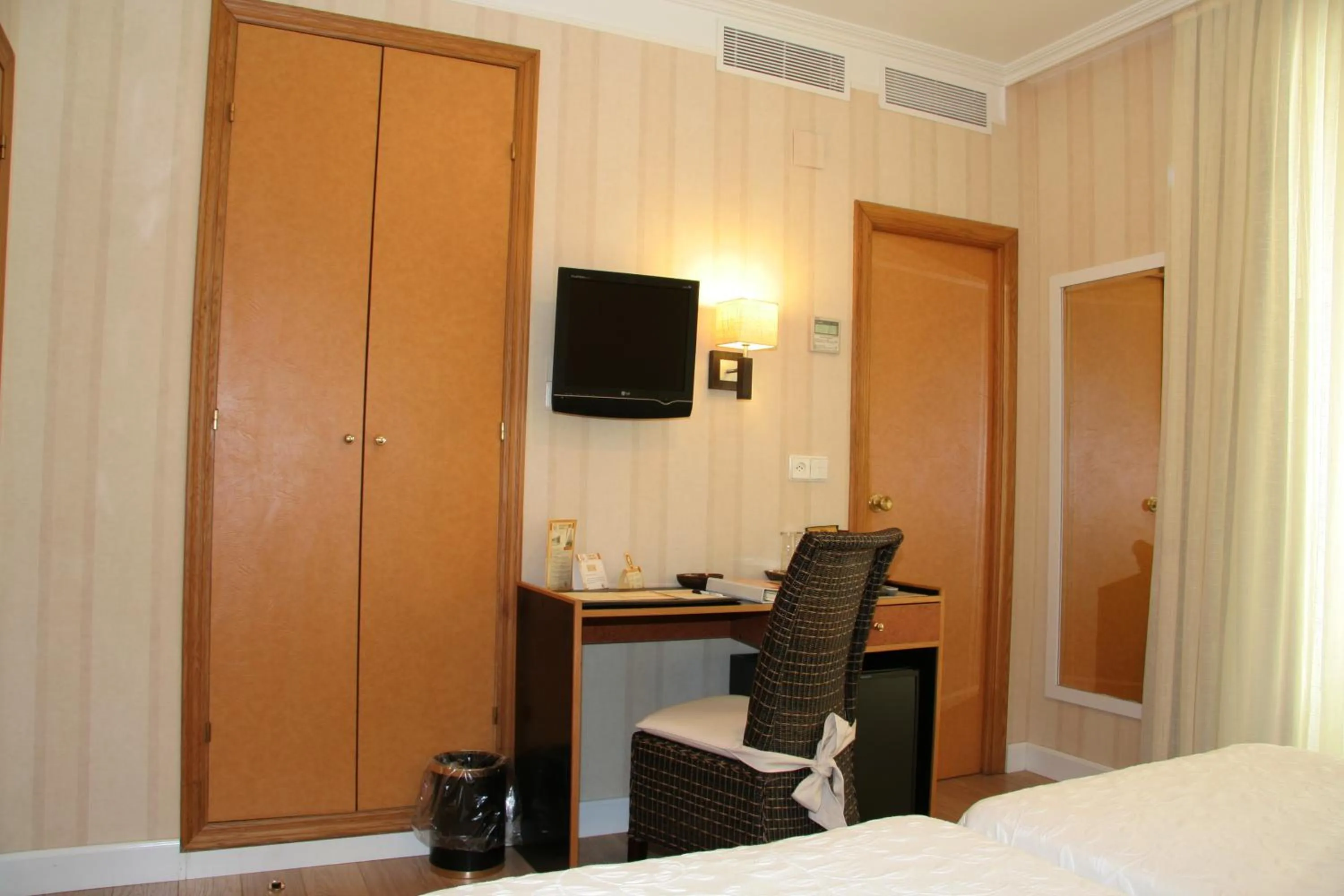 Seating area, Bed in Hostal Paris