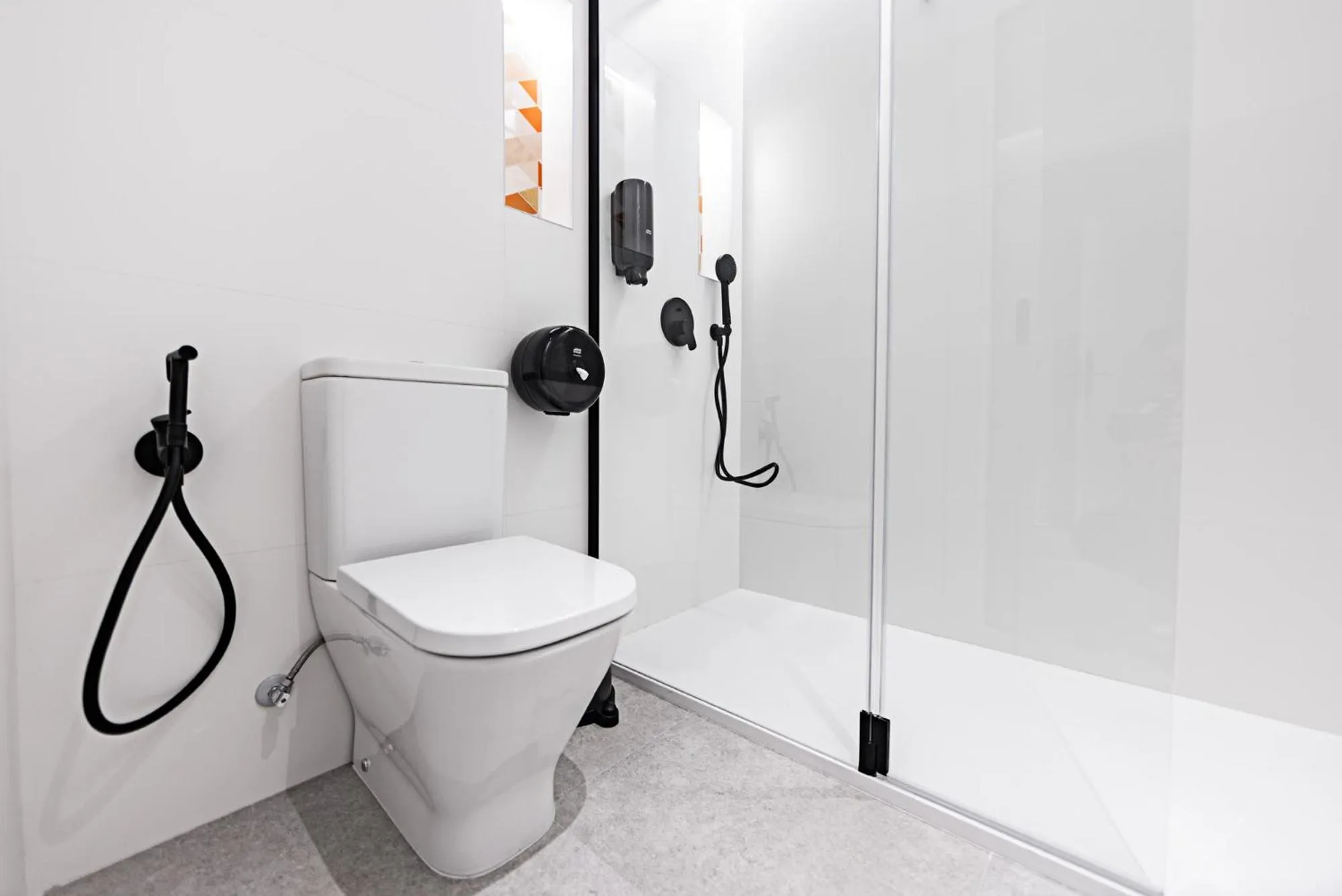 Shower in Hostal Paris