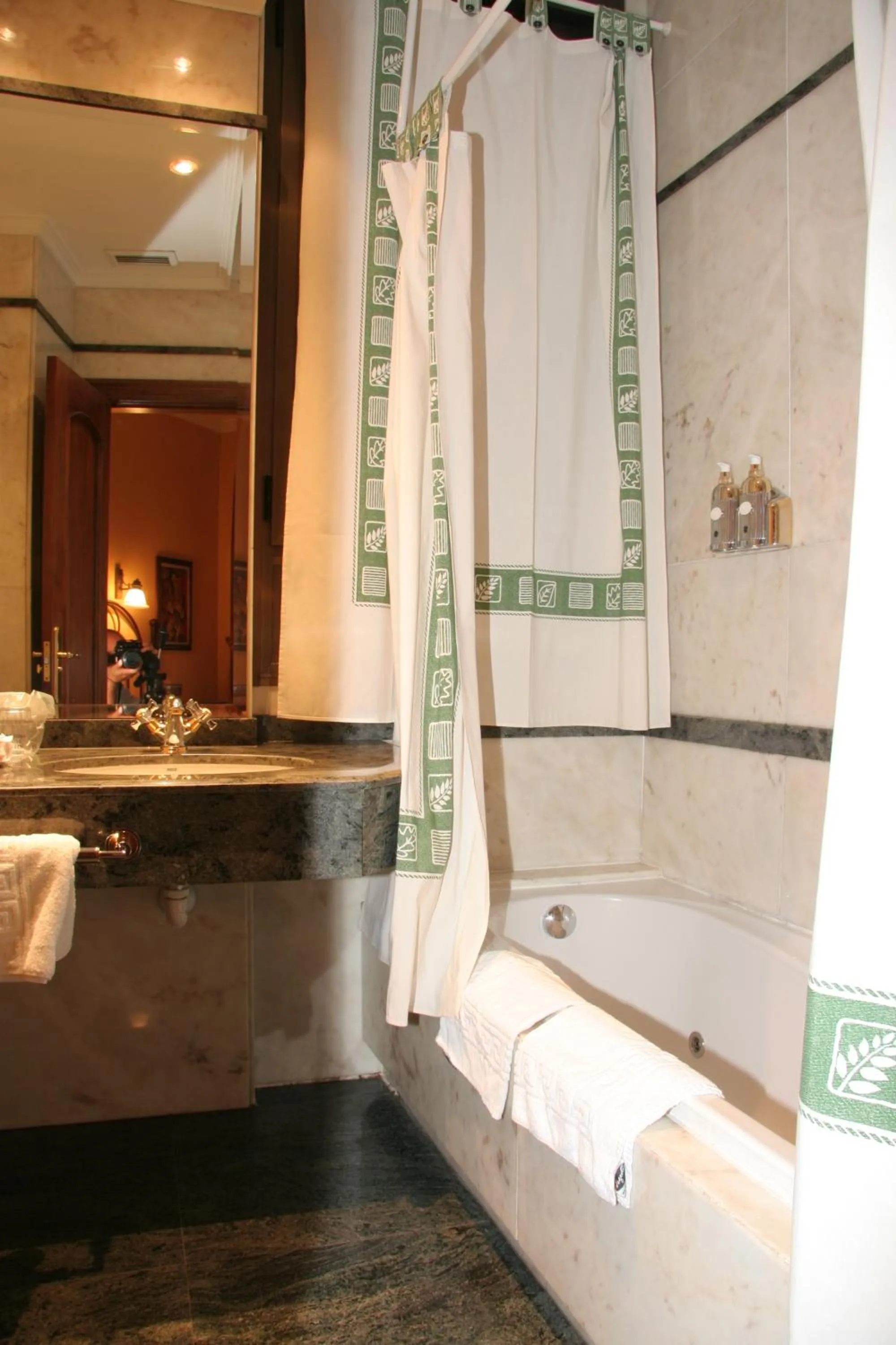 Bathroom in Hostal Paris