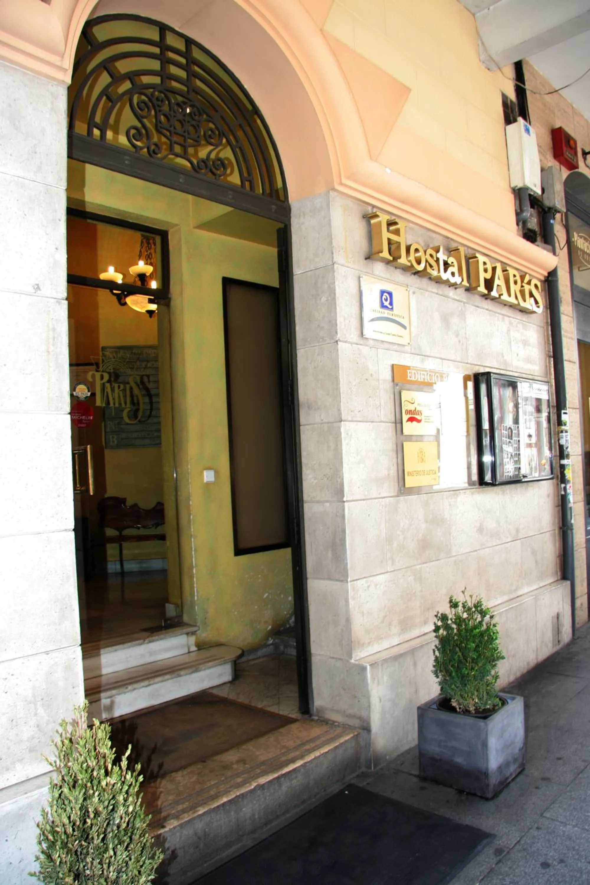 Facade/entrance in Hostal Paris