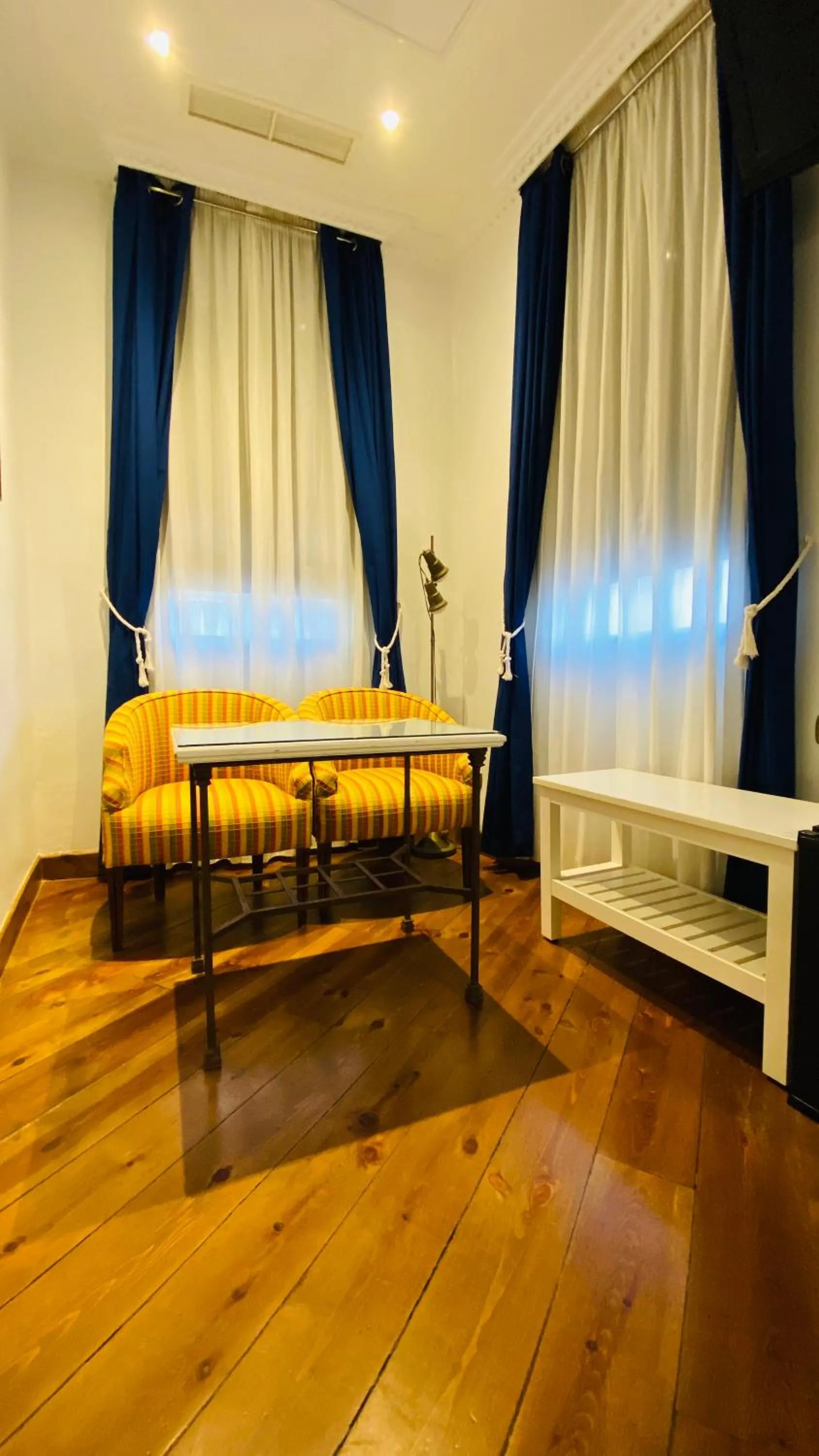 Seating area, Bed in Hostal Paris