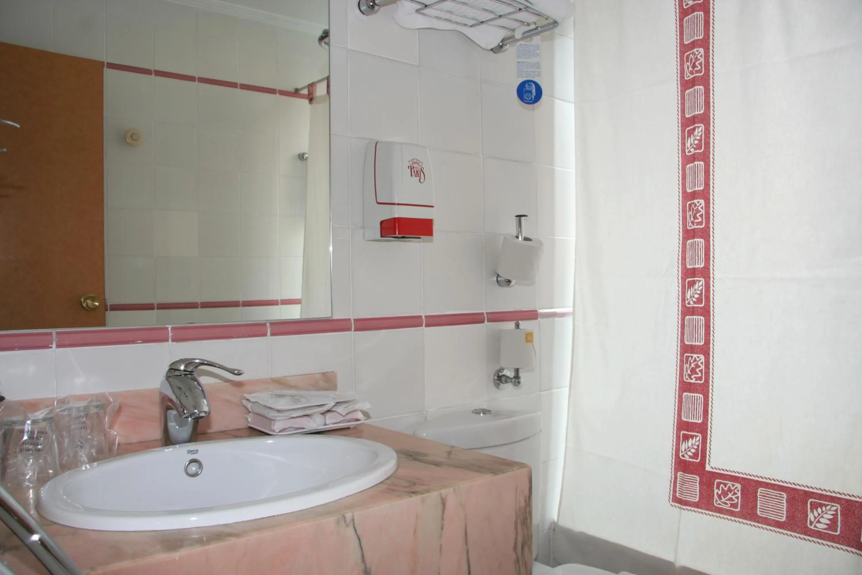 Bathroom in Hostal Paris