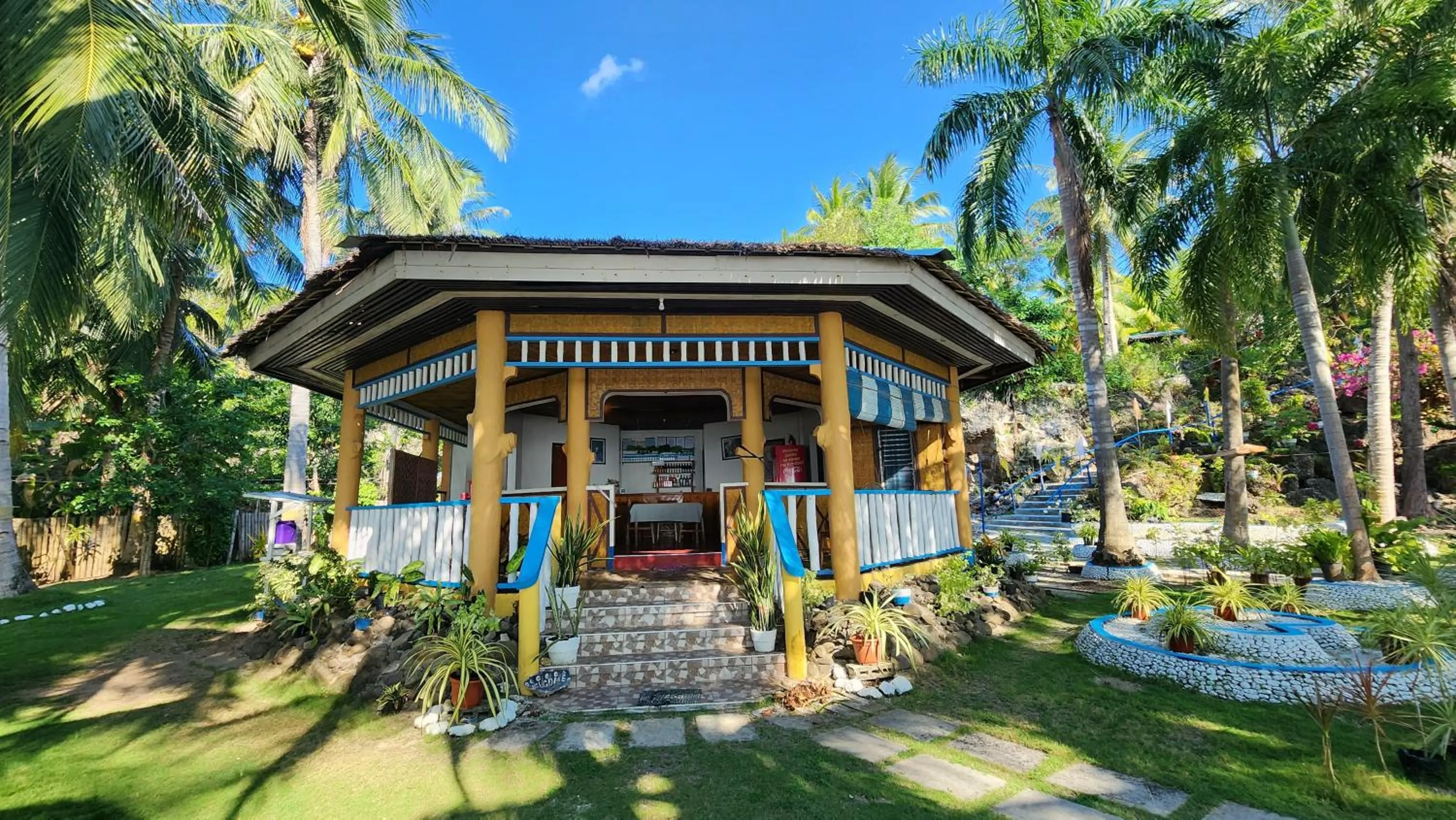 Property building in Islanders Paradise Beach