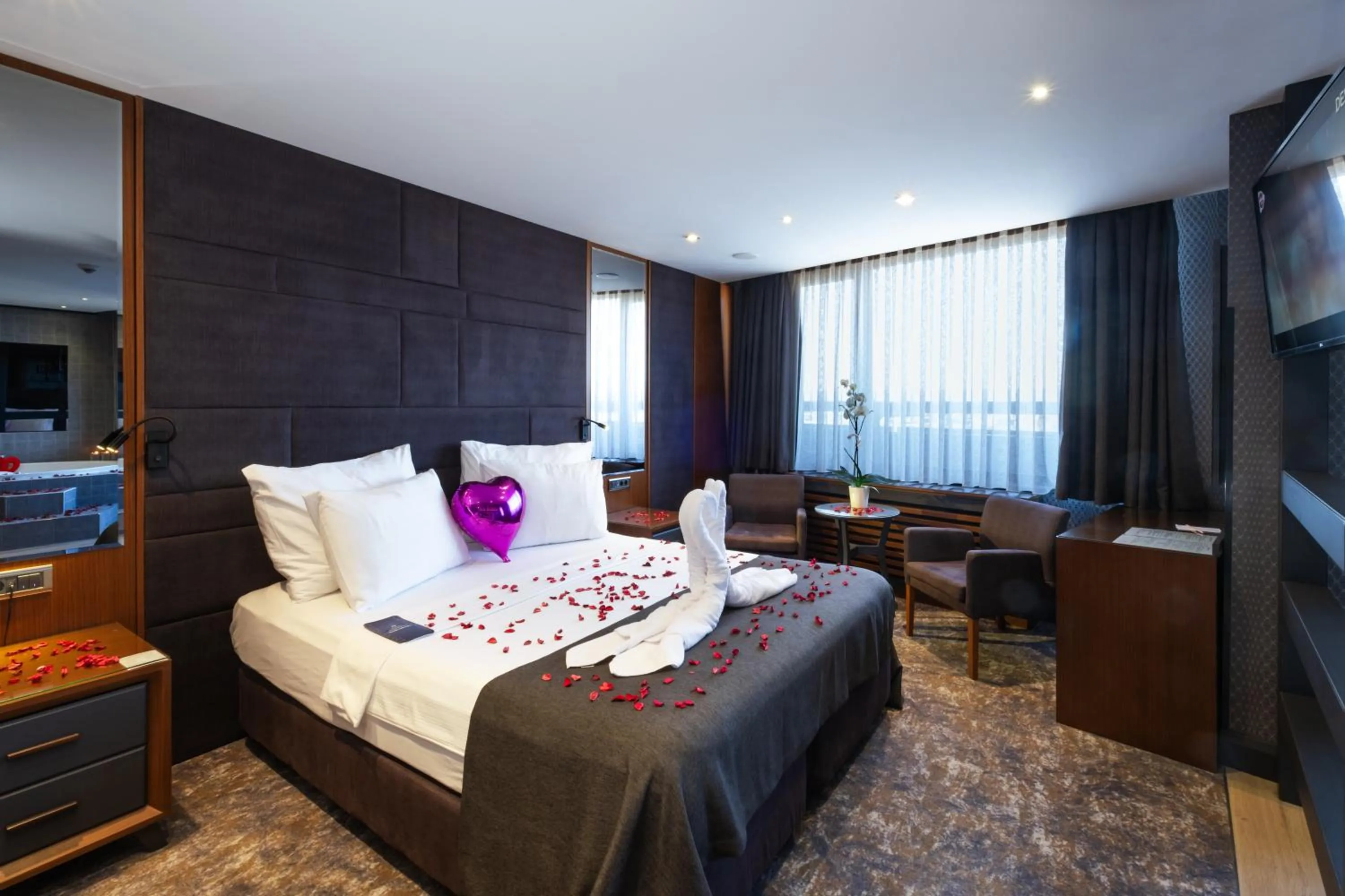 Bedroom, Bed in Nova Vista Centrum Hotel Eskisehir, a Member of Radisson Individuals