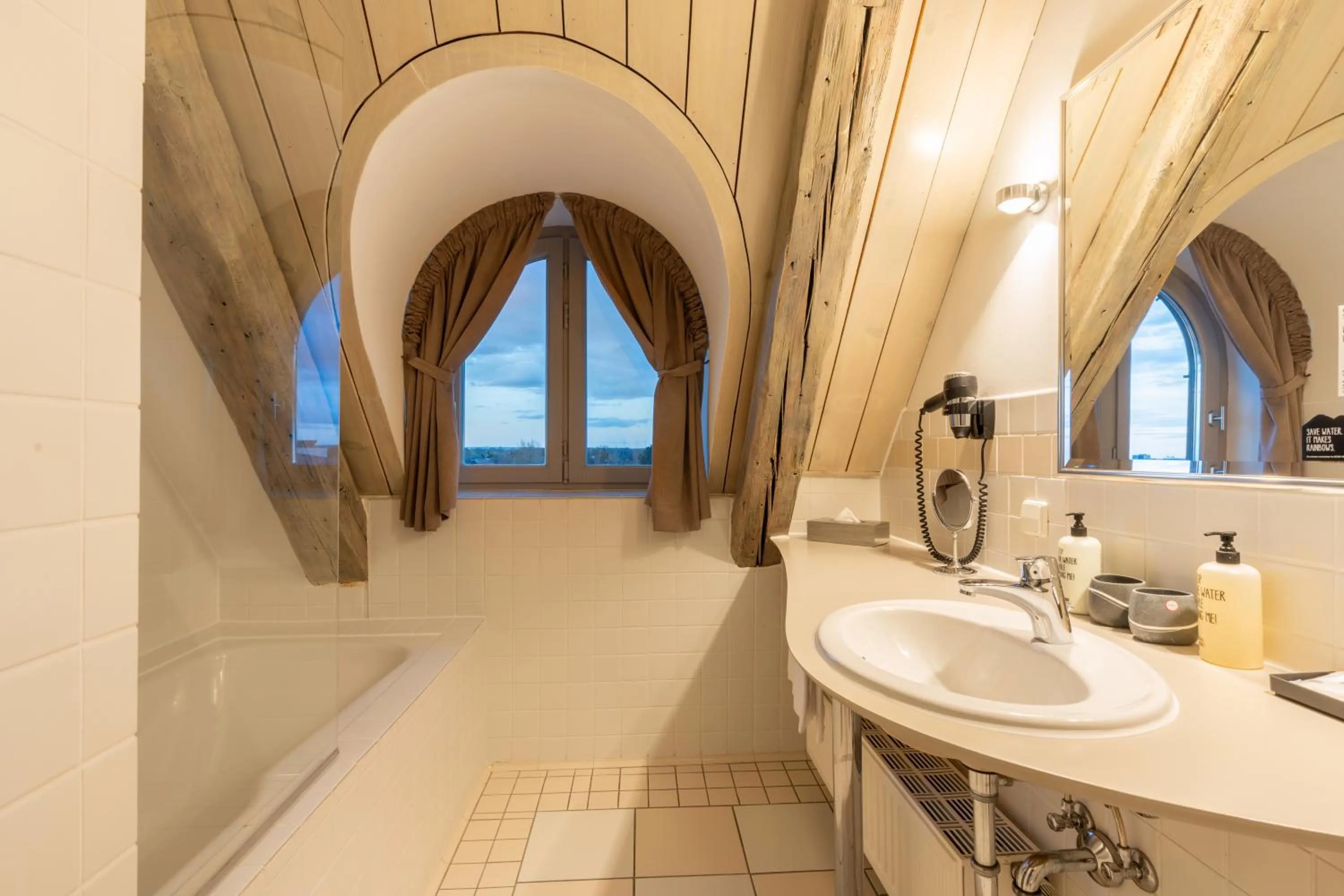 Bathroom in Traditionshaus by Zollenspieker Fährhaus