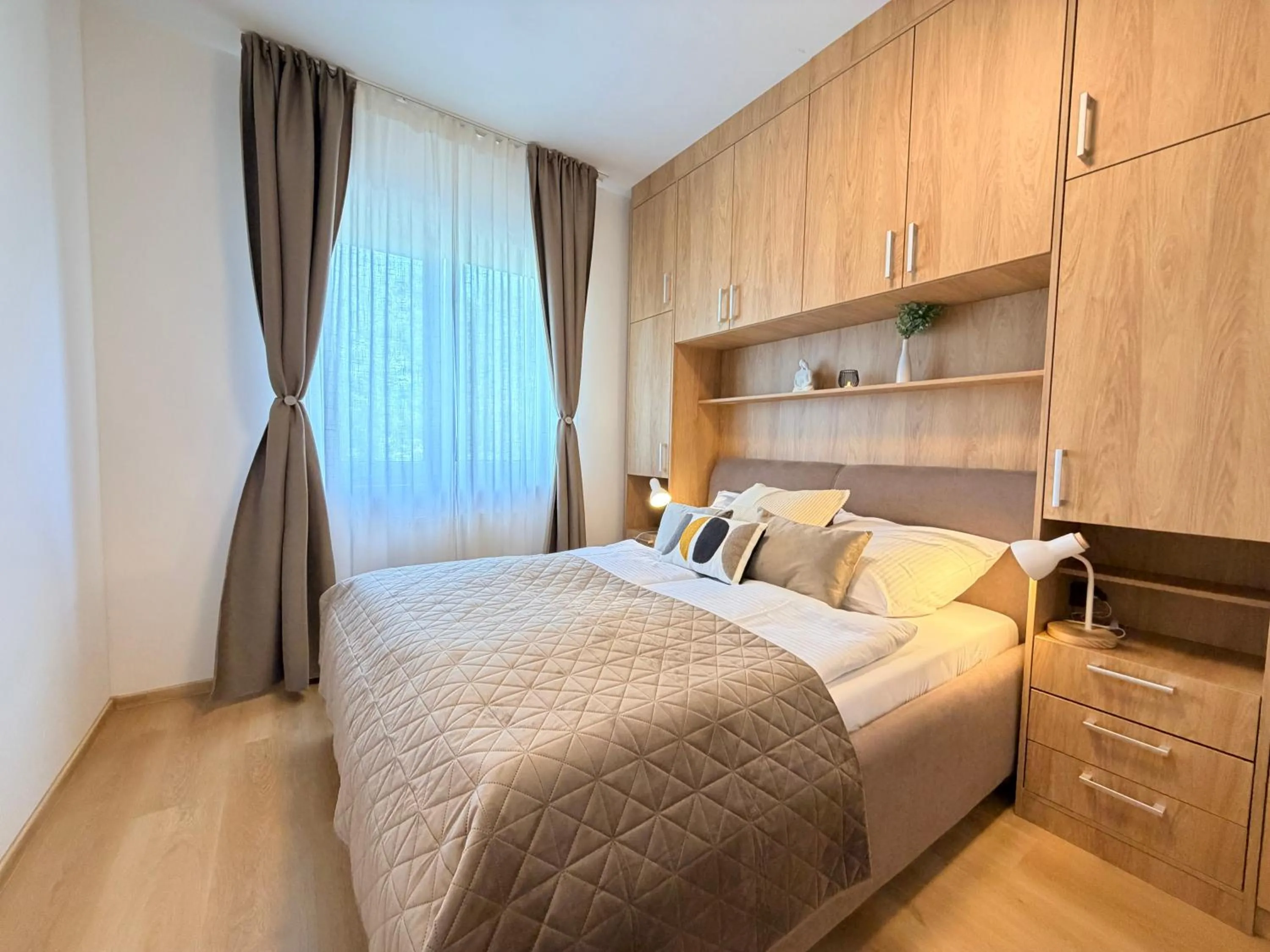 Classic One-Bedroom Apartment with King Bed in Parkside Apartments Prague