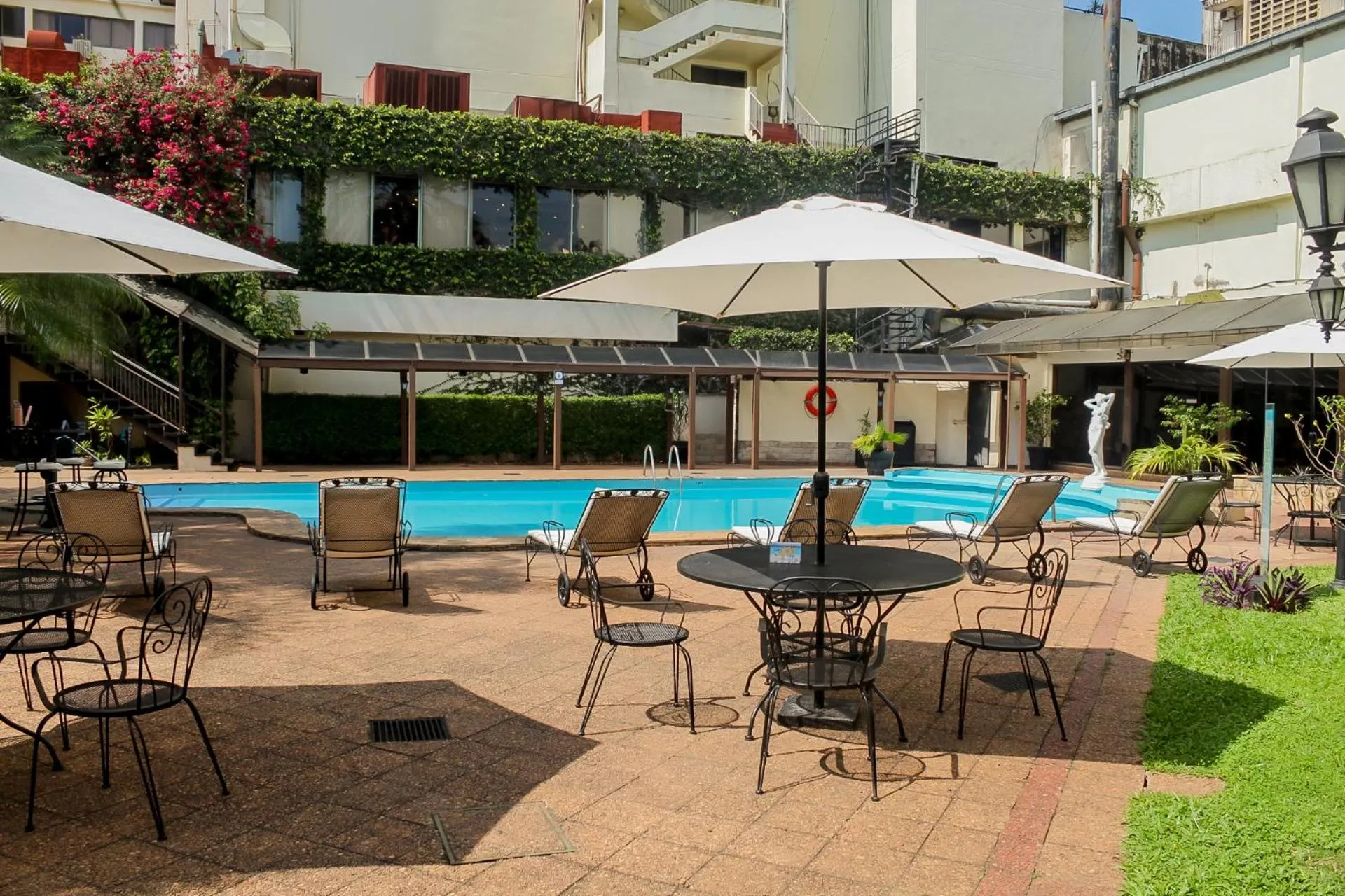Swimming pool in Nobile Suites Excelsior Asuncion