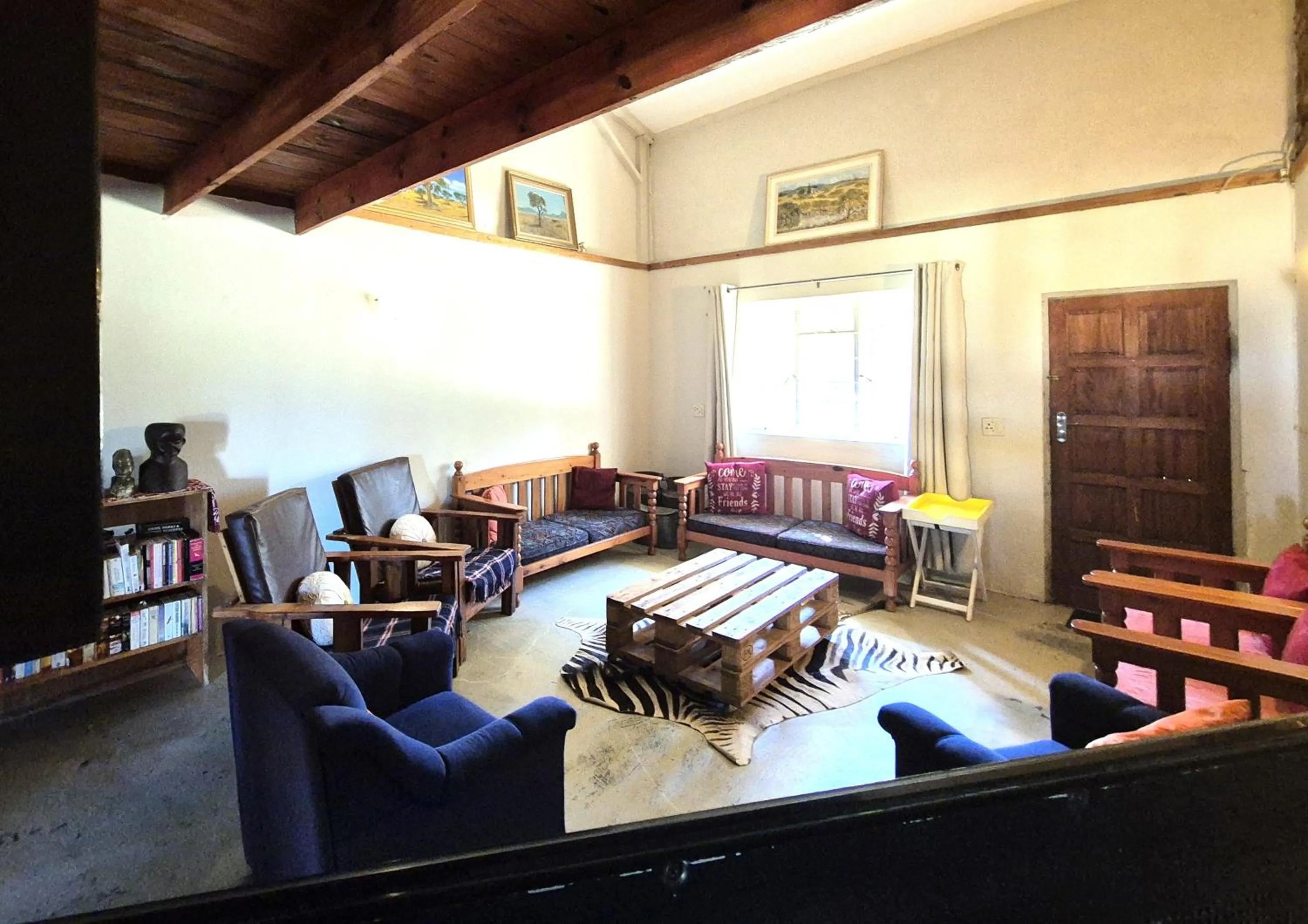 Communal lounge/ TV room in KatiKati Eco Lodge