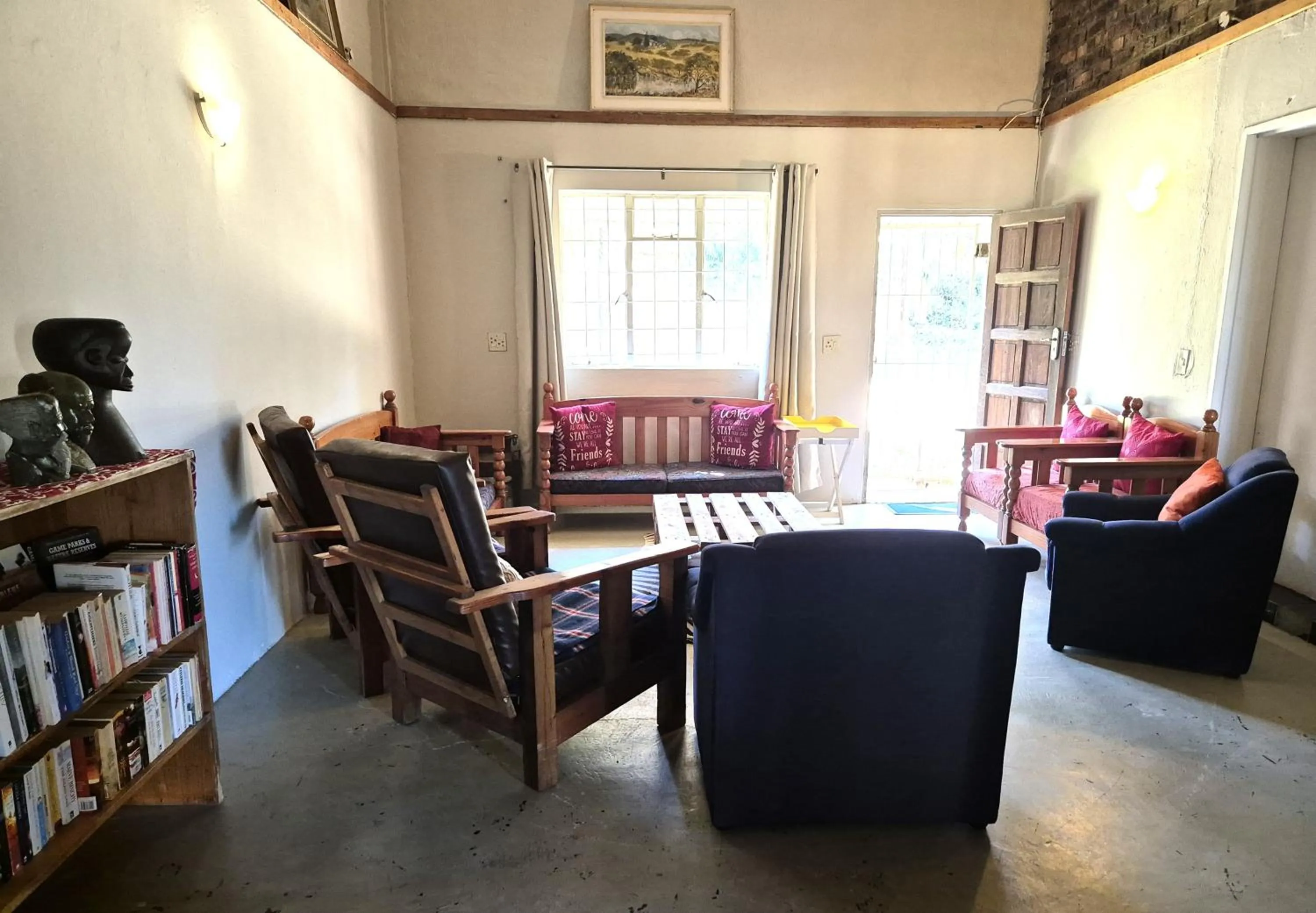 Communal lounge/ TV room in KatiKati Eco Lodge