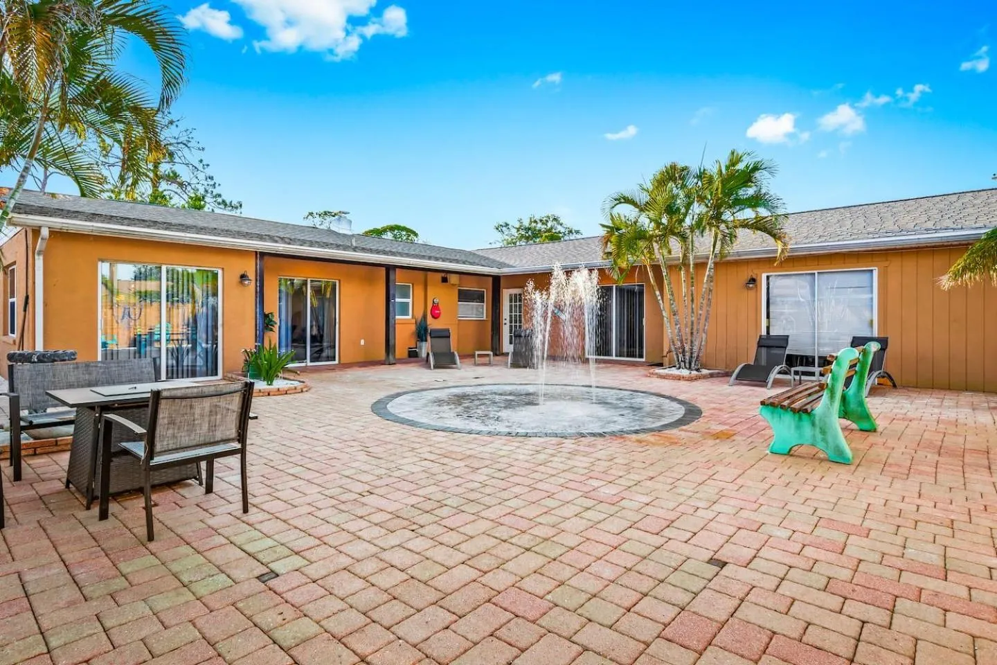 Coastal Villa w Amazing Courtyard - Splash Pad!