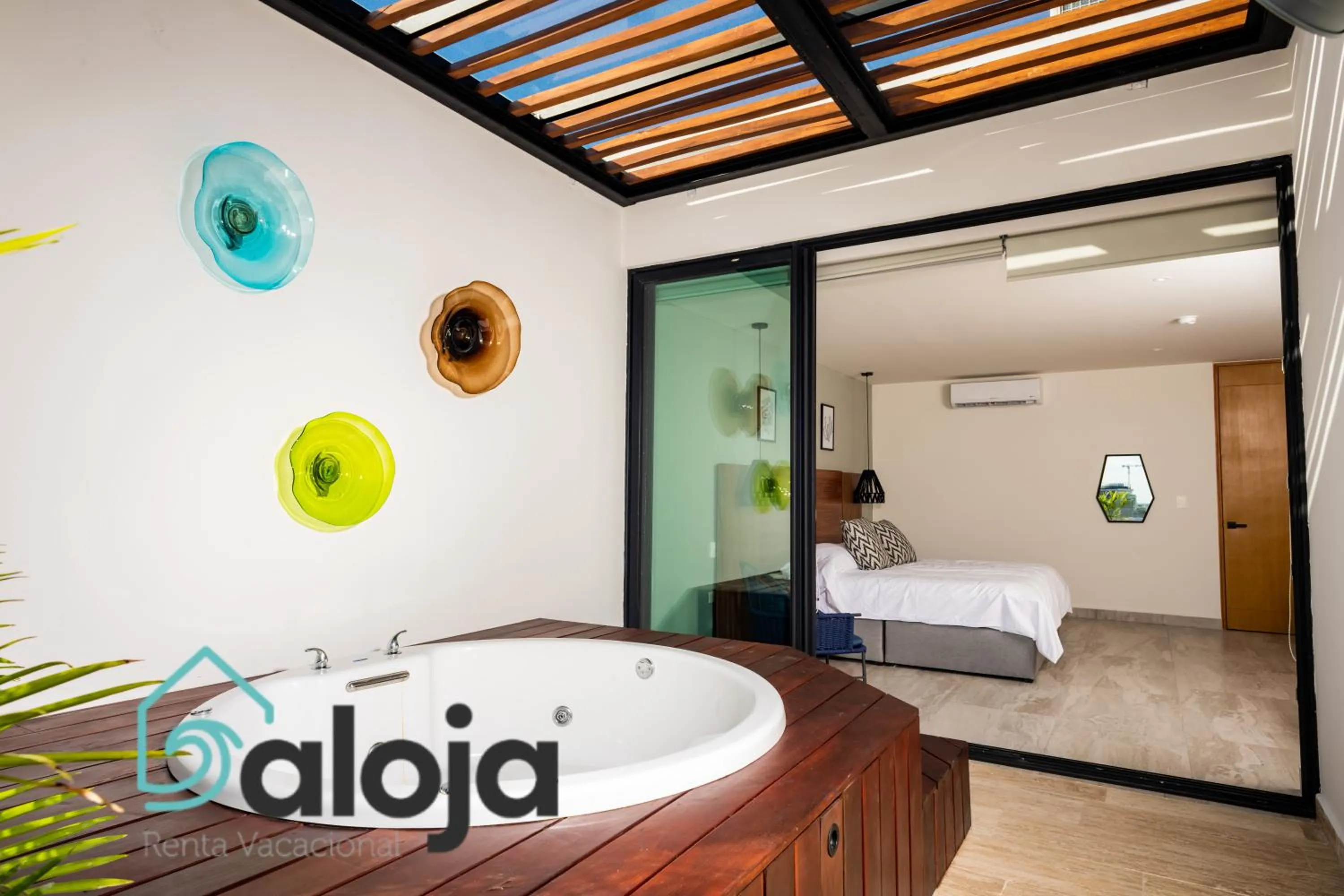 Hot Tub, Bed in Torre Sofia - By Aloja RV