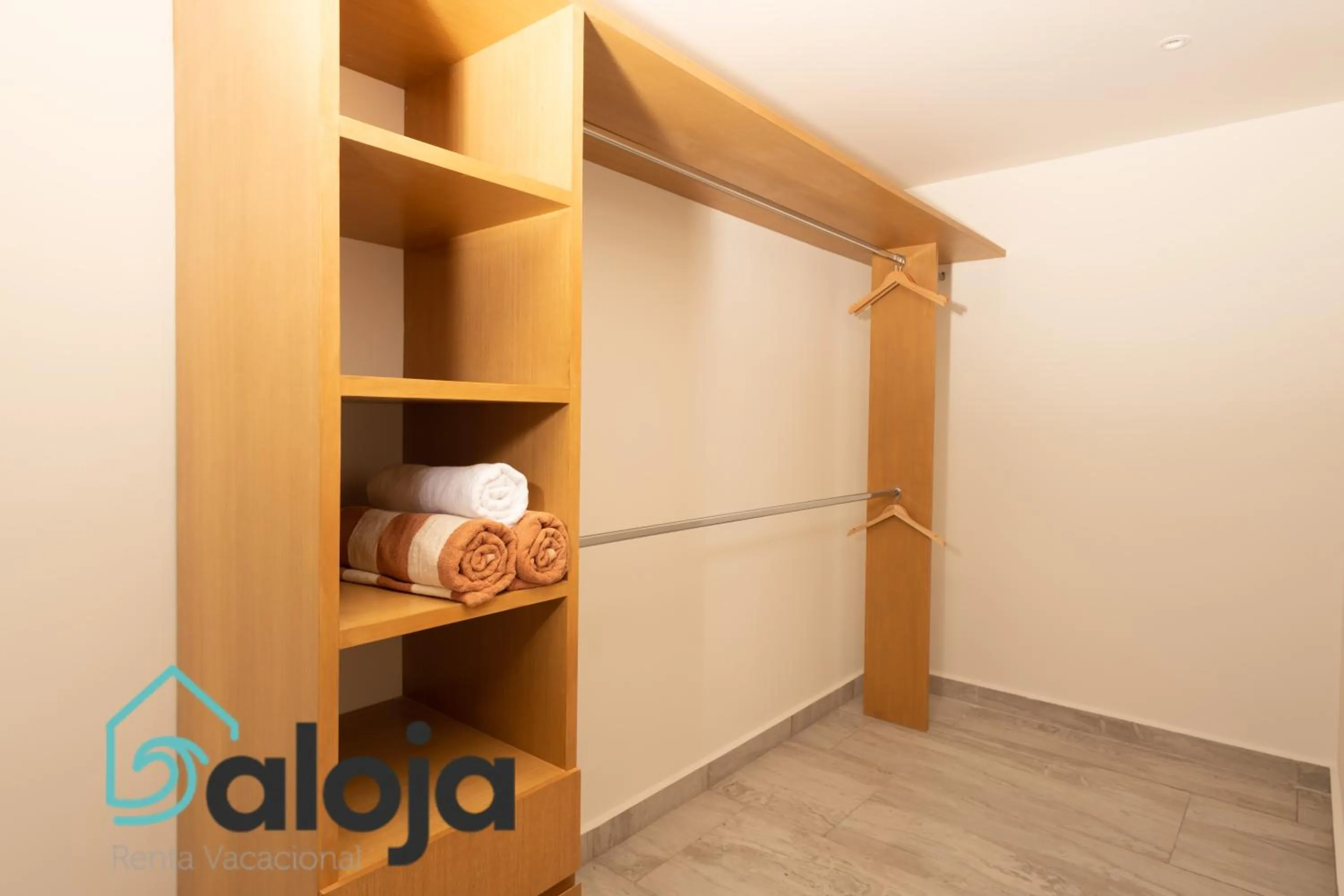 wardrobe in Torre Sofia - By Aloja RV