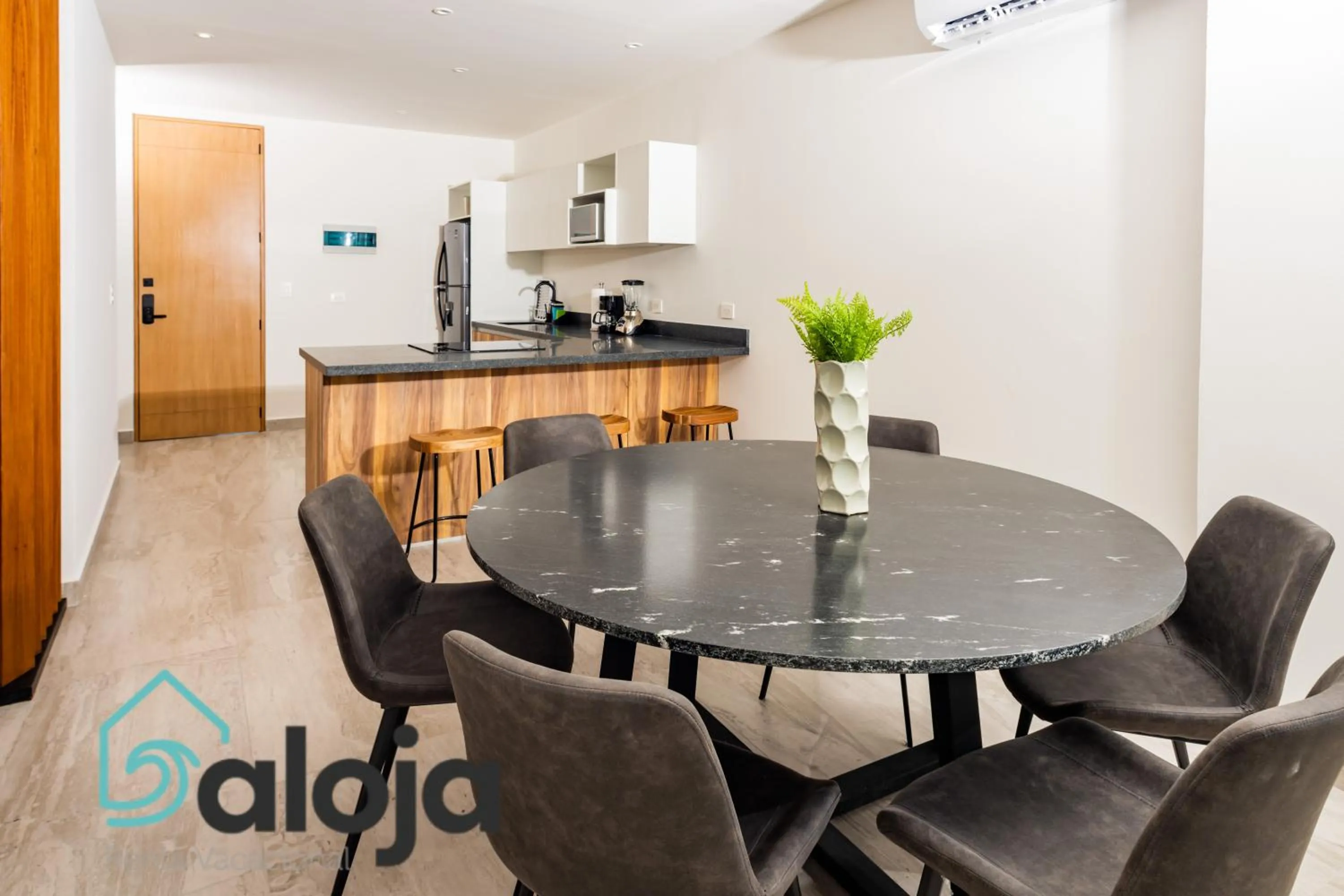 Dining area in Torre Sofia - By Aloja RV