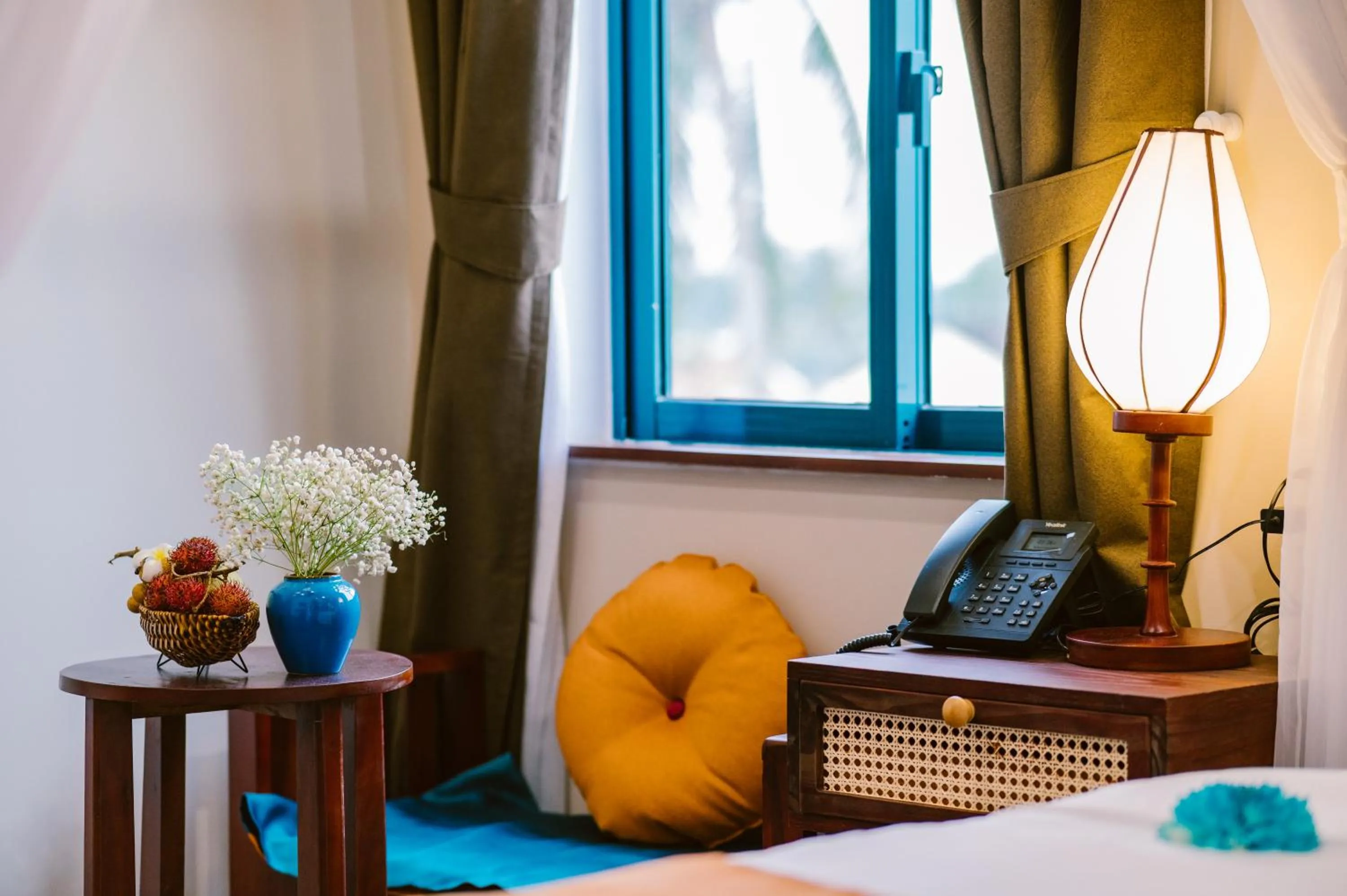 hair dresser, Bed in De'Colore Villa Hoi An