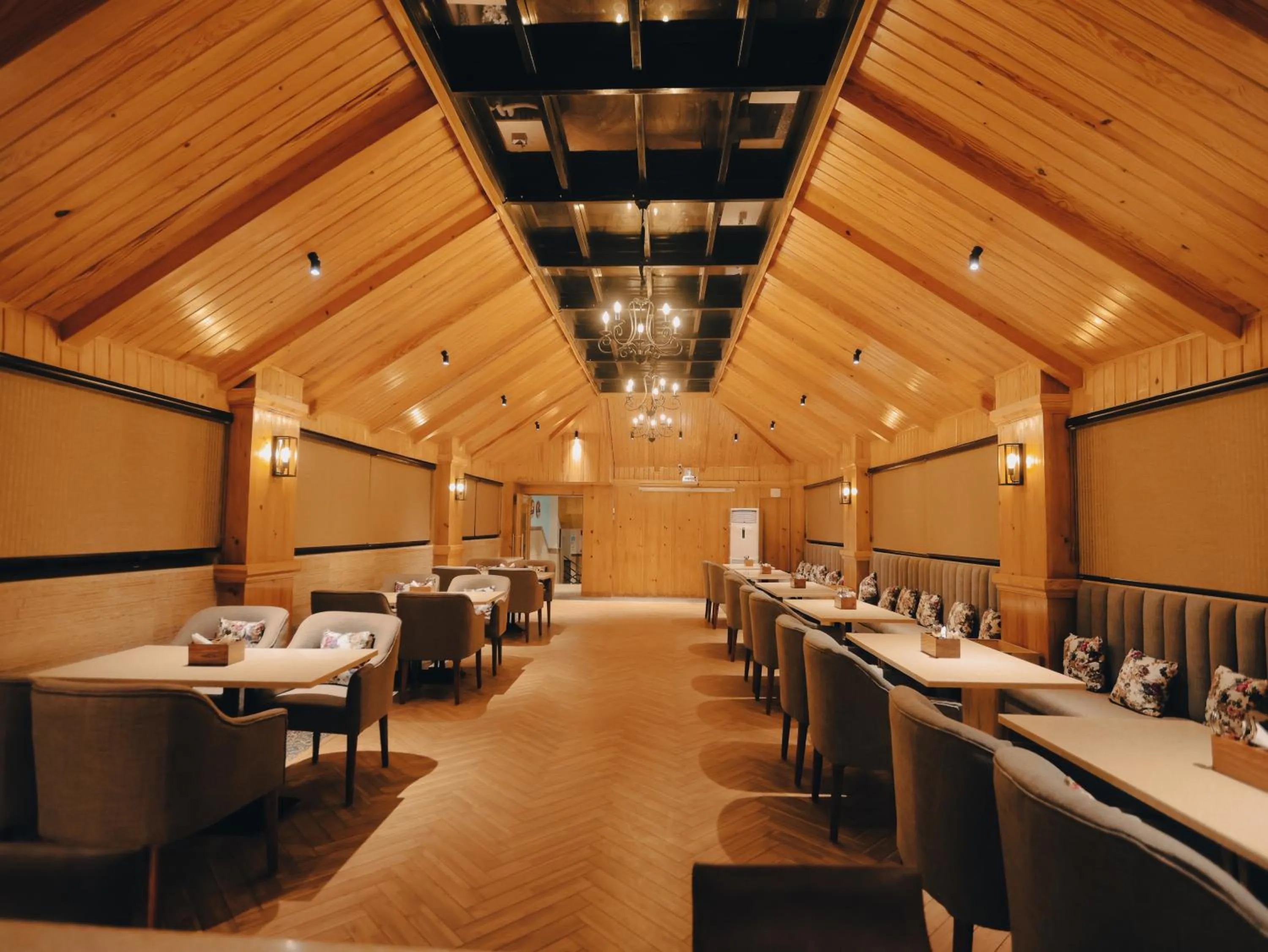 Restaurant/places to eat in Clarks Inn Express, Dehradun