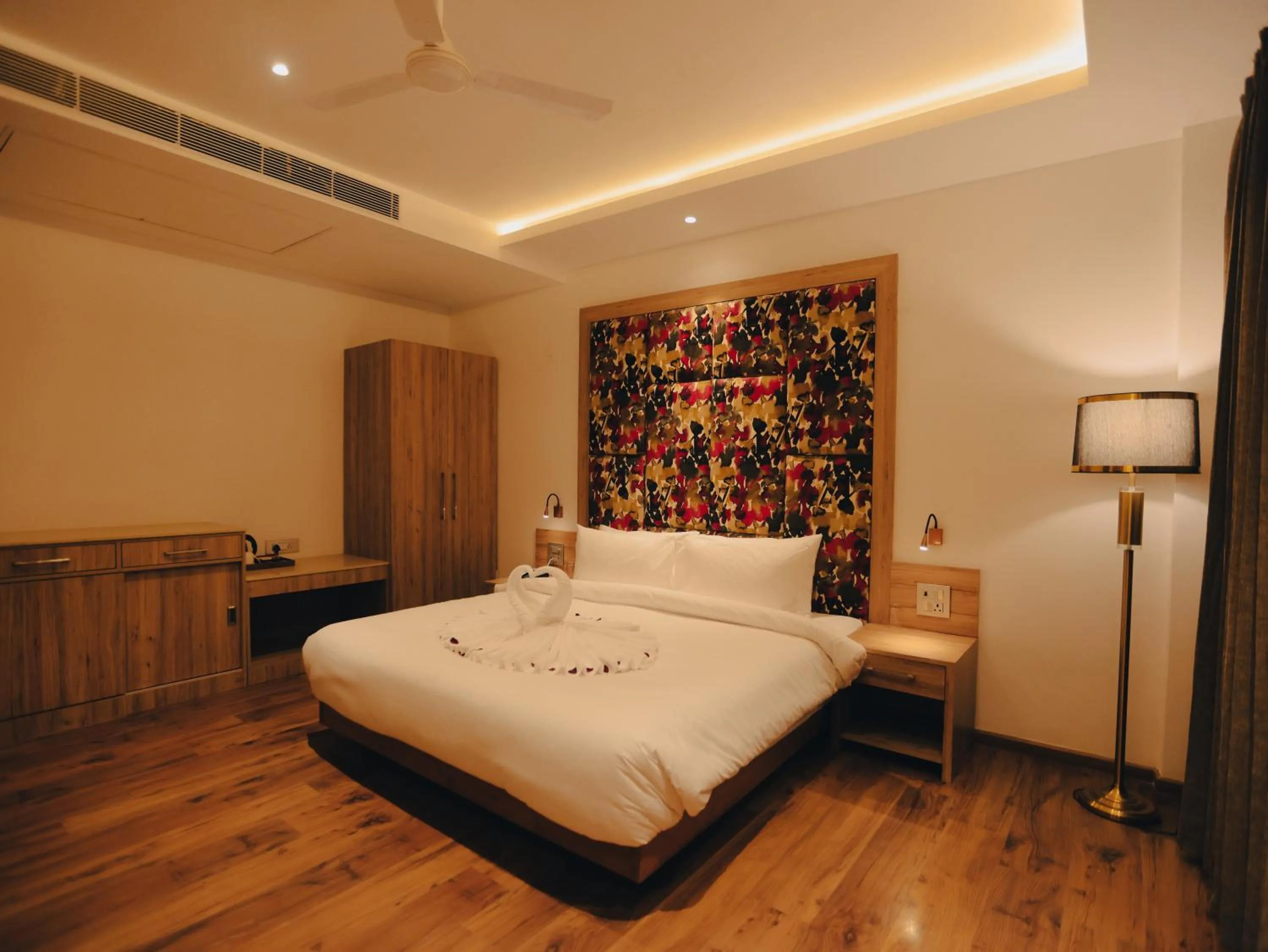 Photo of the whole room, Bed in Clarks Inn Express, Dehradun