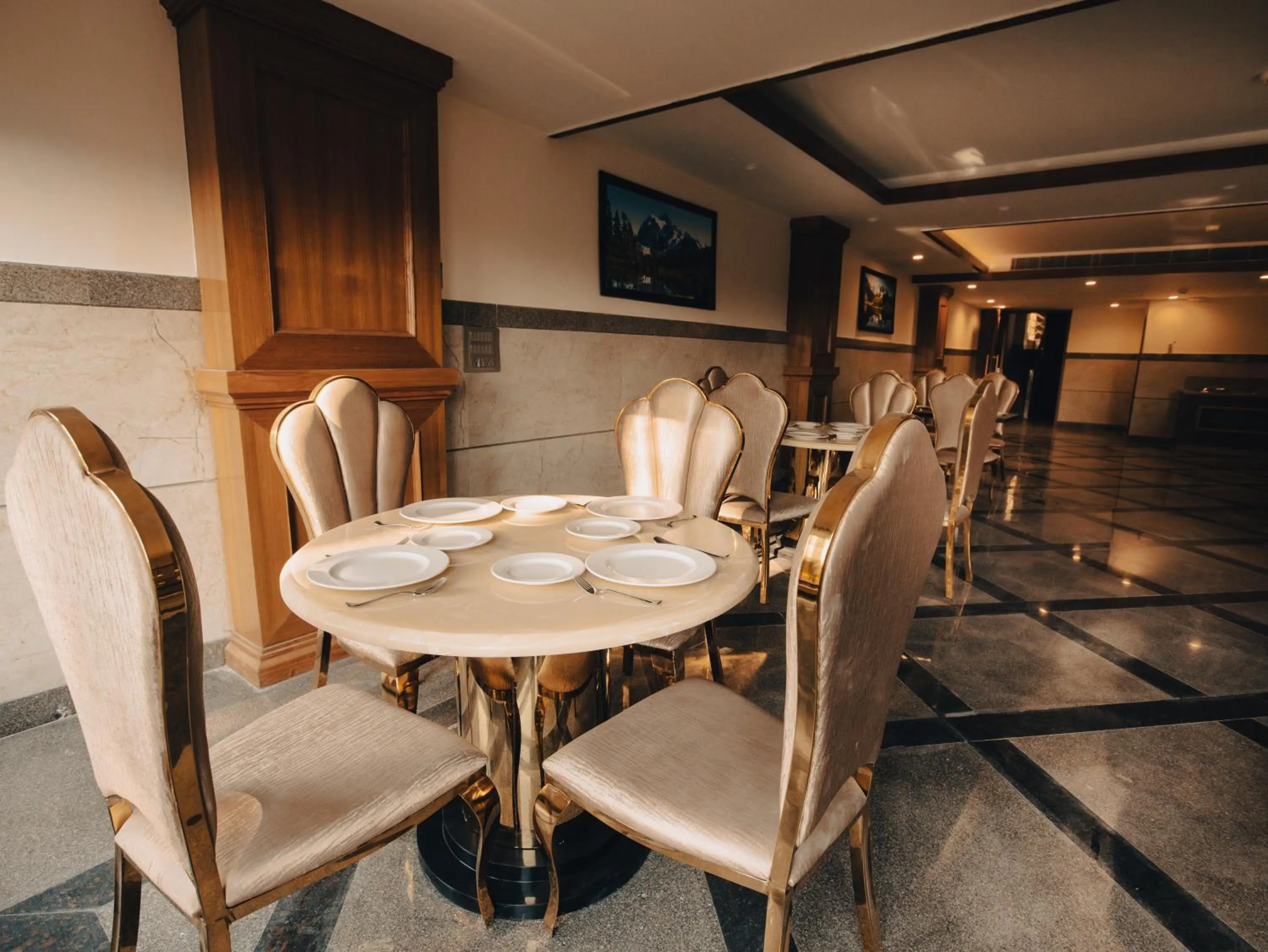 Restaurant/places to eat in Clarks Inn Express, Dehradun