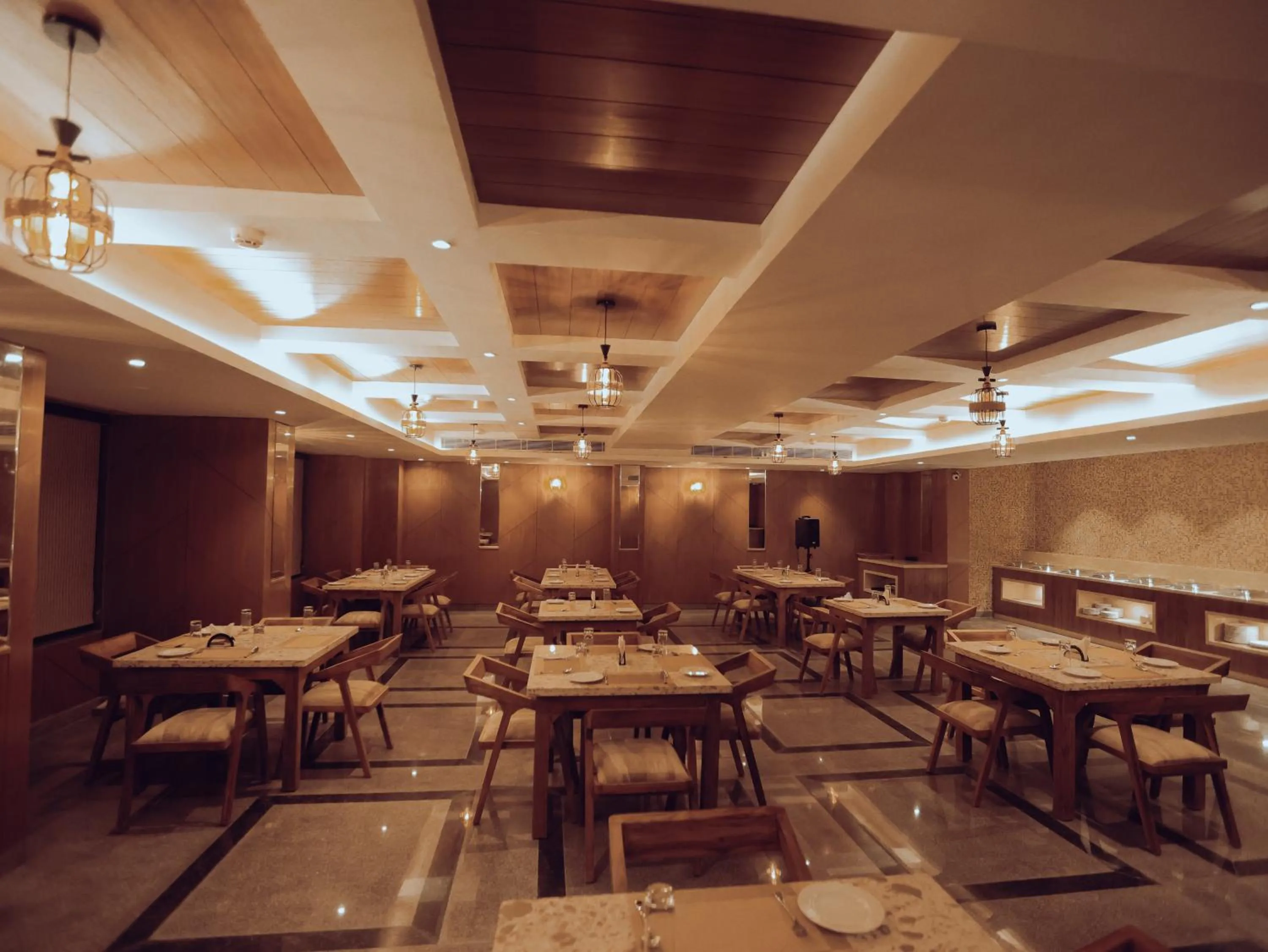 Restaurant/places to eat in Clarks Inn Express, Dehradun