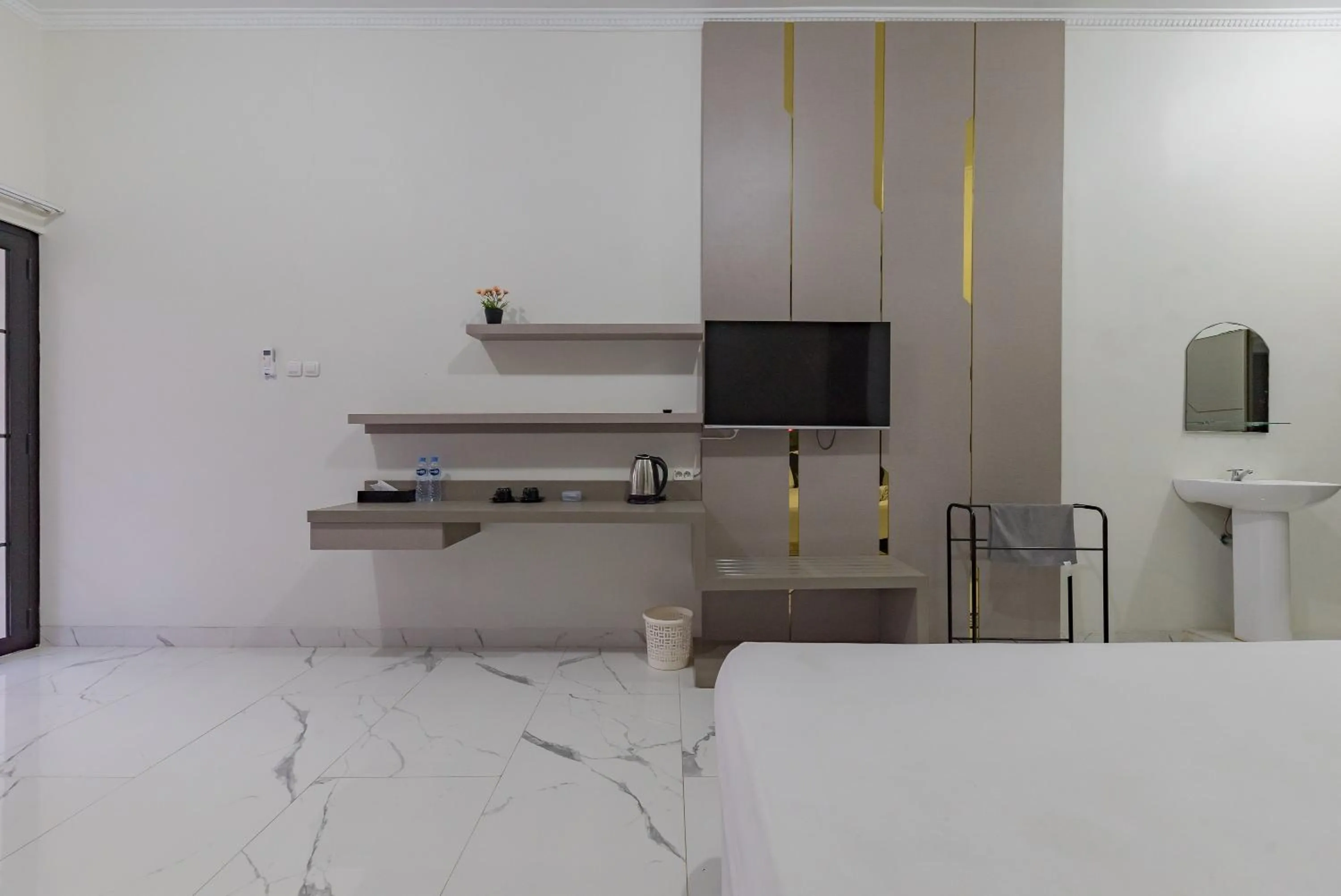 TV and multimedia in Urbanview Hotel Khayrizsan Tasikmalaya by RedDoorz