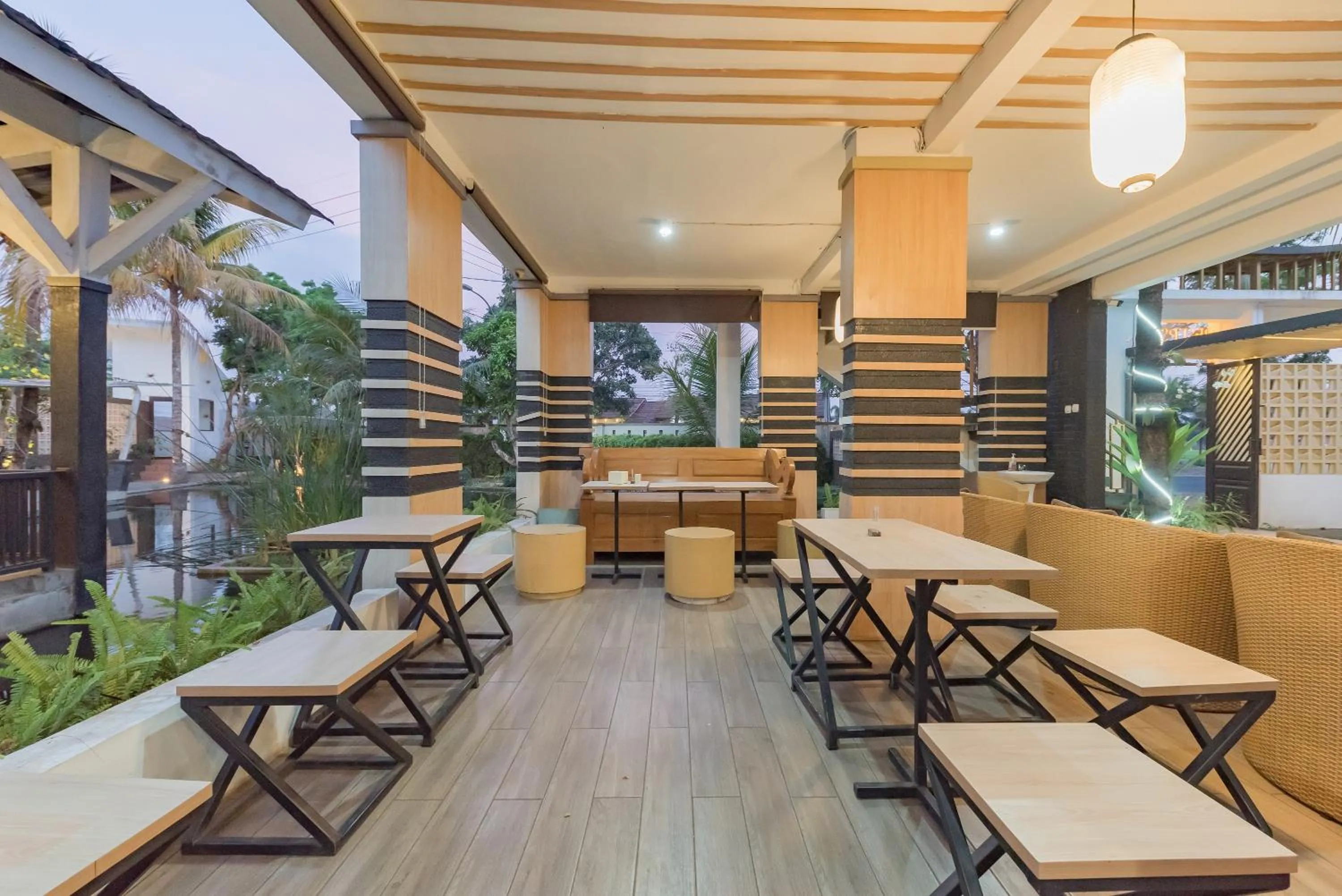 Seating area in Urbanview Hotel Khayrizsan Tasikmalaya by RedDoorz