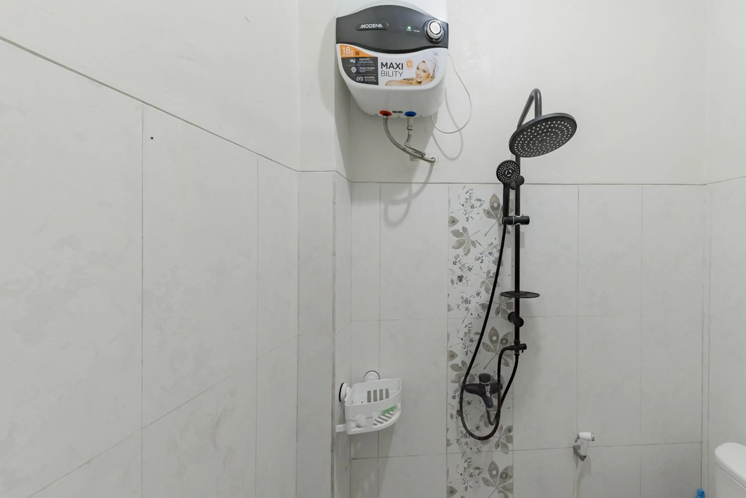 Bathroom in Urbanview Hotel Khayrizsan Tasikmalaya by RedDoorz