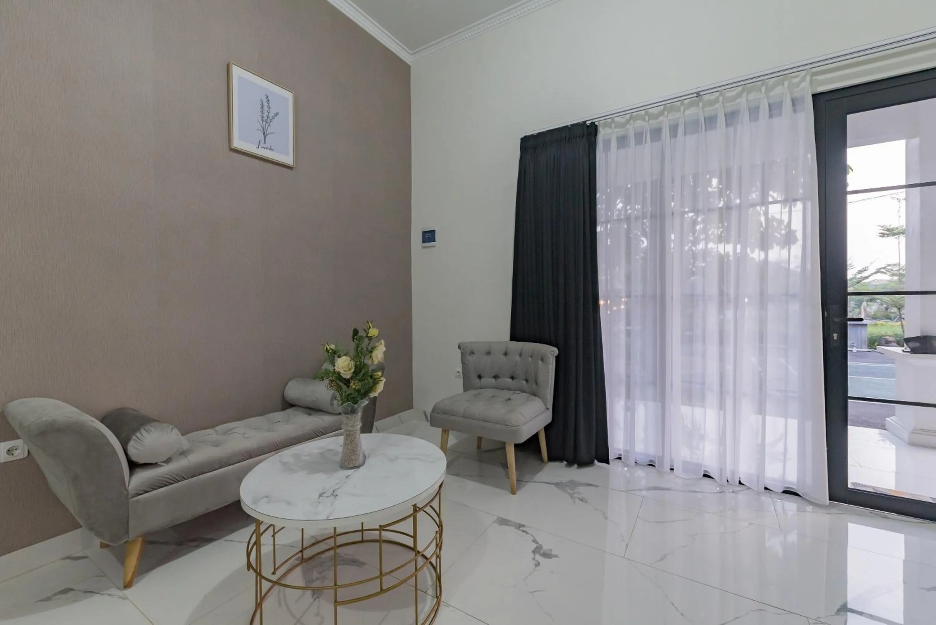 Living room in Urbanview Hotel Khayrizsan Tasikmalaya by RedDoorz