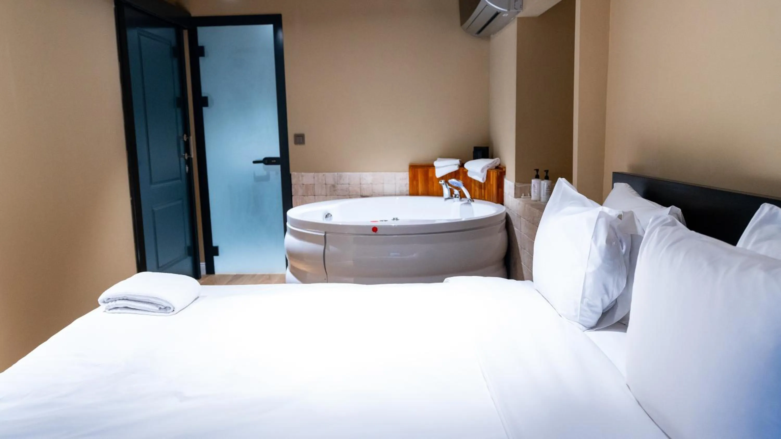 Bed in DeCamondo Residence