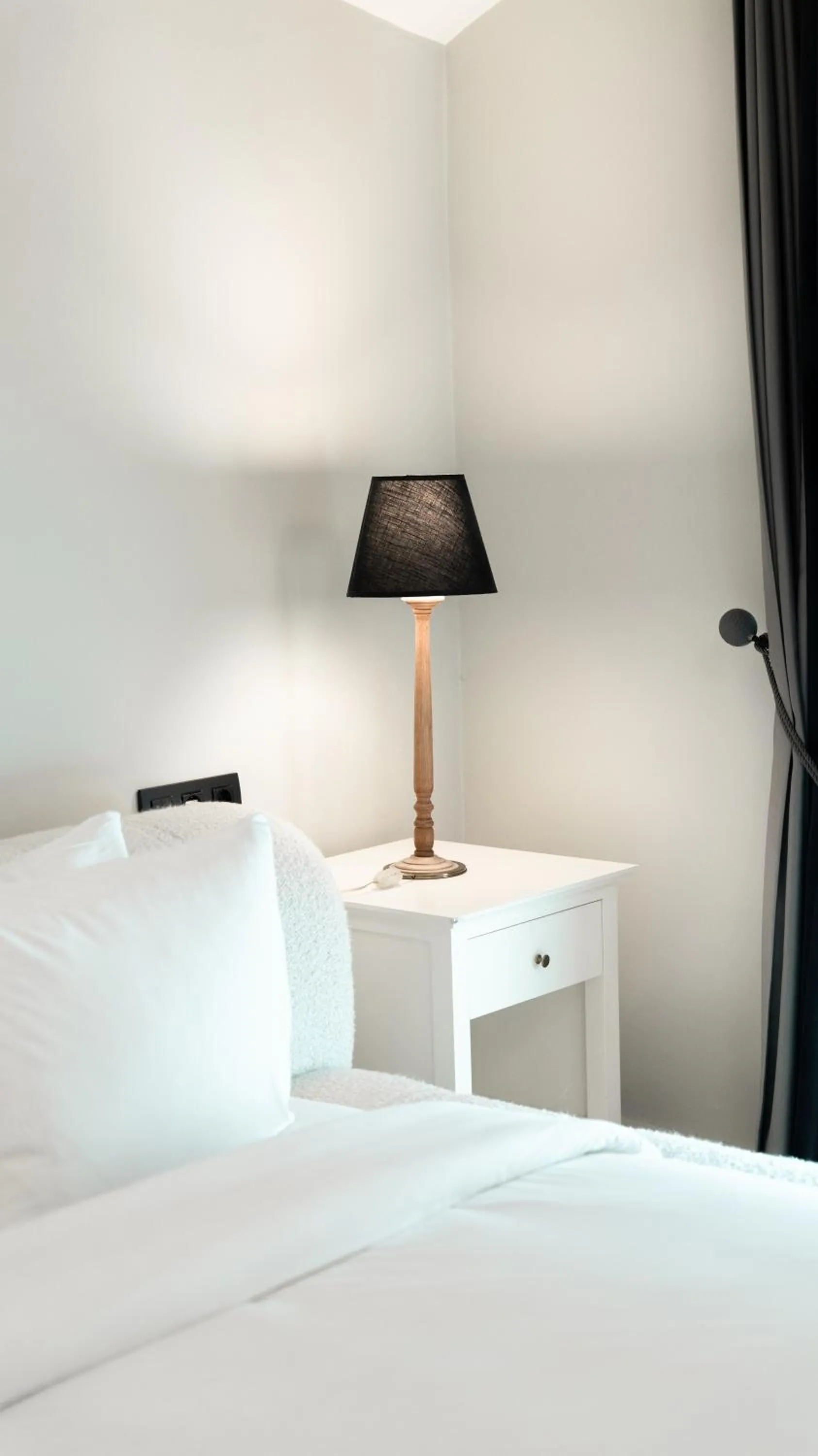 Bed in DeCamondo Residence