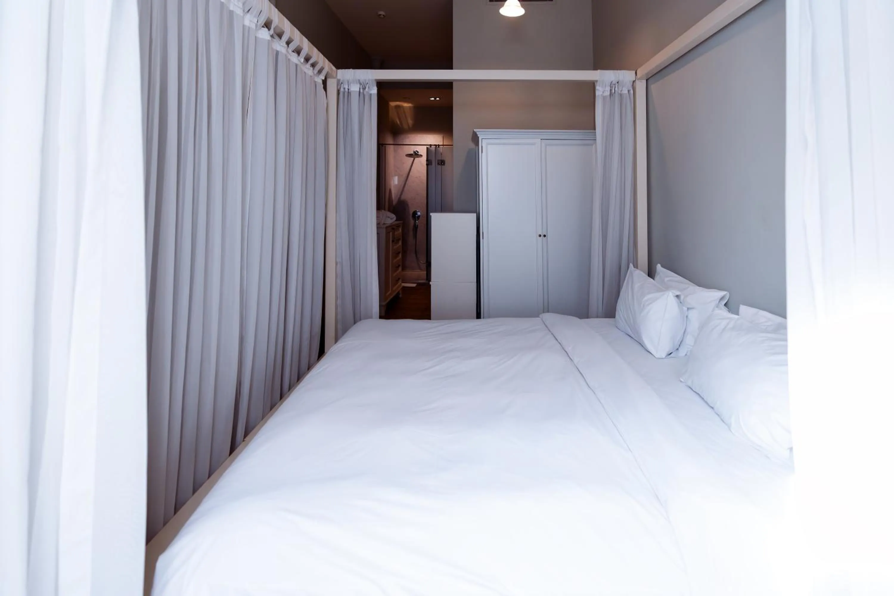 Bedroom, Bed in DeCamondo Residence